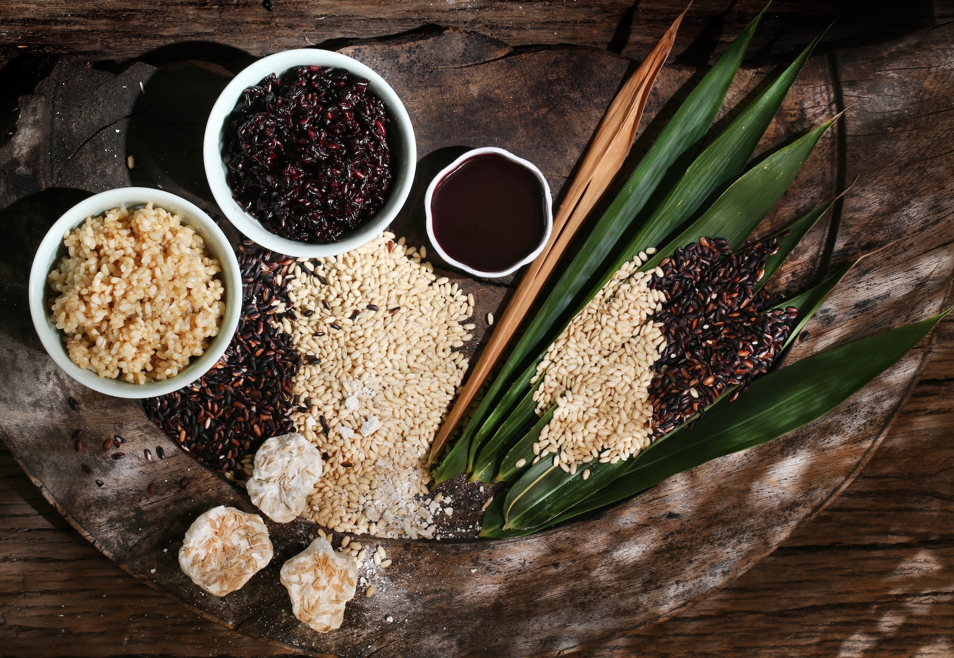 Những hạt cơm nếp chín mọng, mềm mà không nát, đã lên men ngấm vị ngọt chua cay thơm nồng của rượu, đó mới là rượu nếp chuẩn. Rượu nếp chính là món ăn đầu tiên mọi người nghĩ đến trong ngày Tết Đoan Ngọ.