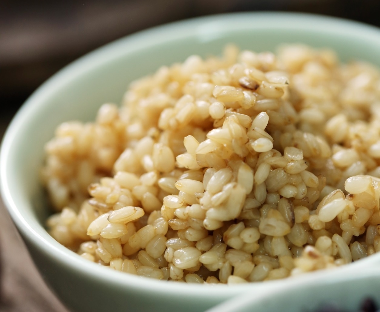 Những hạt cơm nếp chín mọng, mềm mà không nát, đã lên men ngấm vị ngọt chua cay thơm nồng của rượu, đó mới là rượu nếp chuẩn.