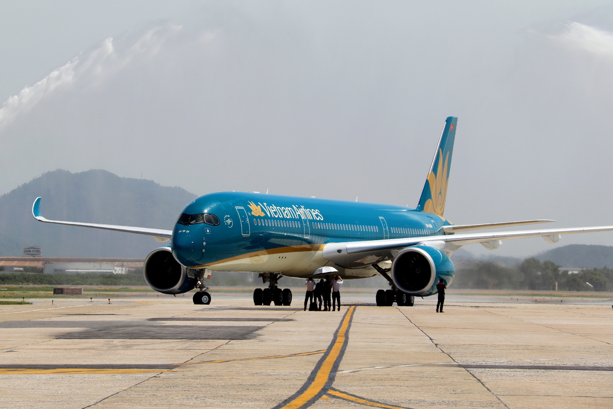 Can canh sieu tau bay dau tien cua Vietnam Airlines hinh anh