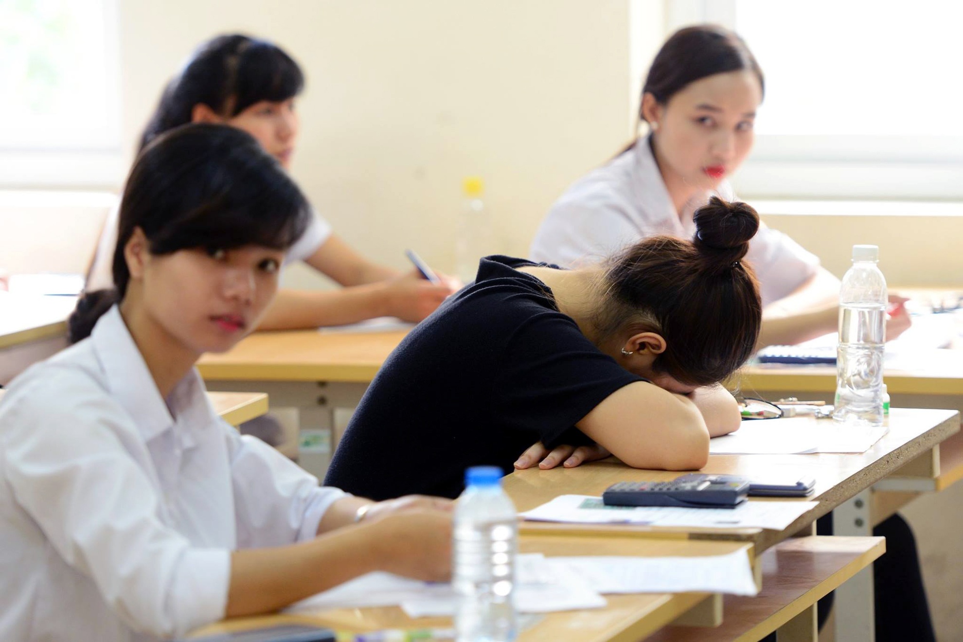 Si tu cang thang, phu huynh lo au trong mon thi dau hinh anh