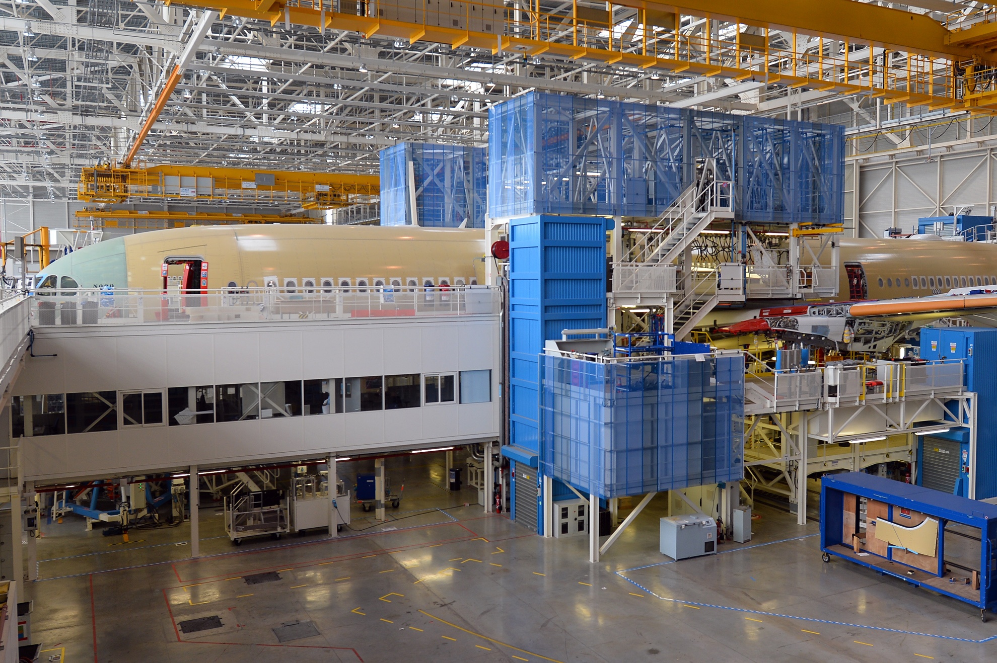 Canh lap rap chiec A350-900 cua Vietnam Airlines tai Phap hinh anh