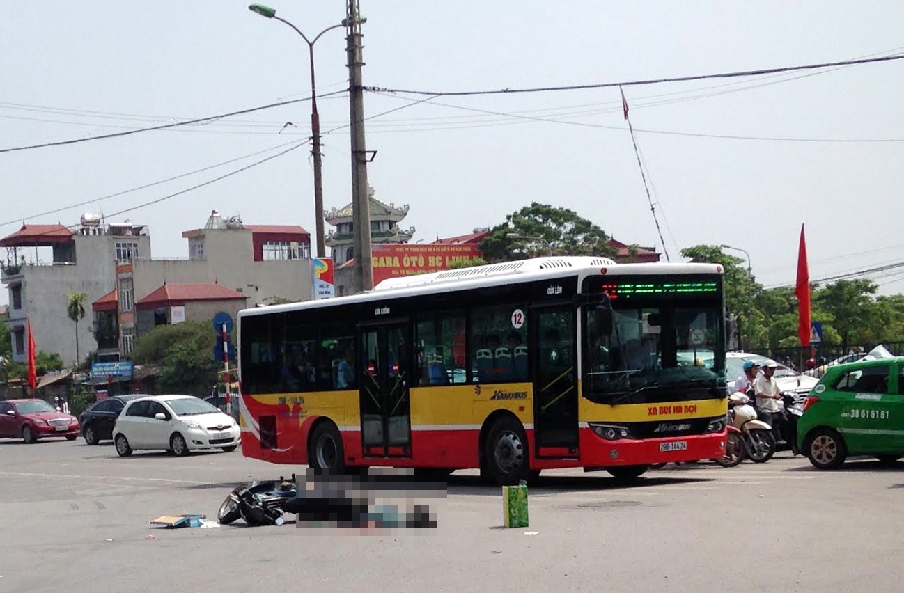 Nguoi phu nu tu vong sau cu quet cua xe cau chuyen dung hinh anh