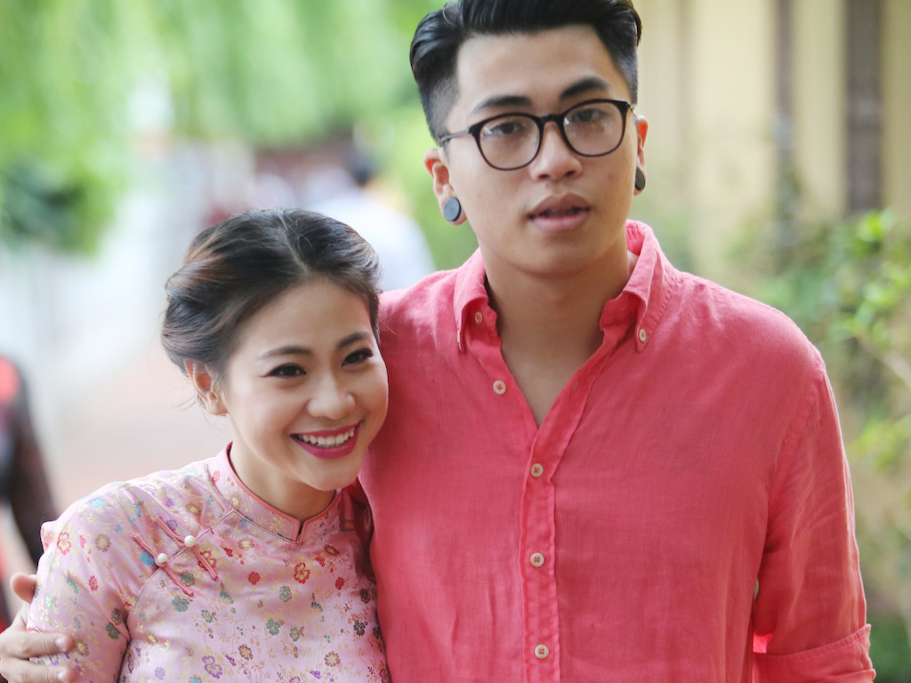 Ung Duy Kien va ban gai hon tuoi lam le hang thuan tai chua hinh anh