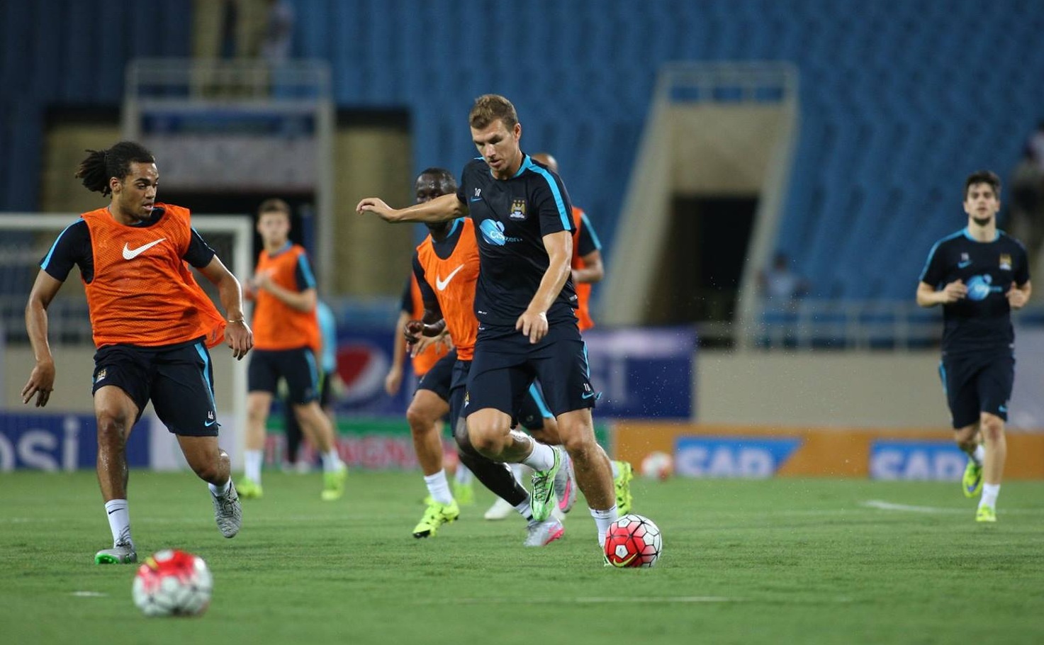 Truyen thong Man City quay buoi tap tai Viet Nam hinh anh