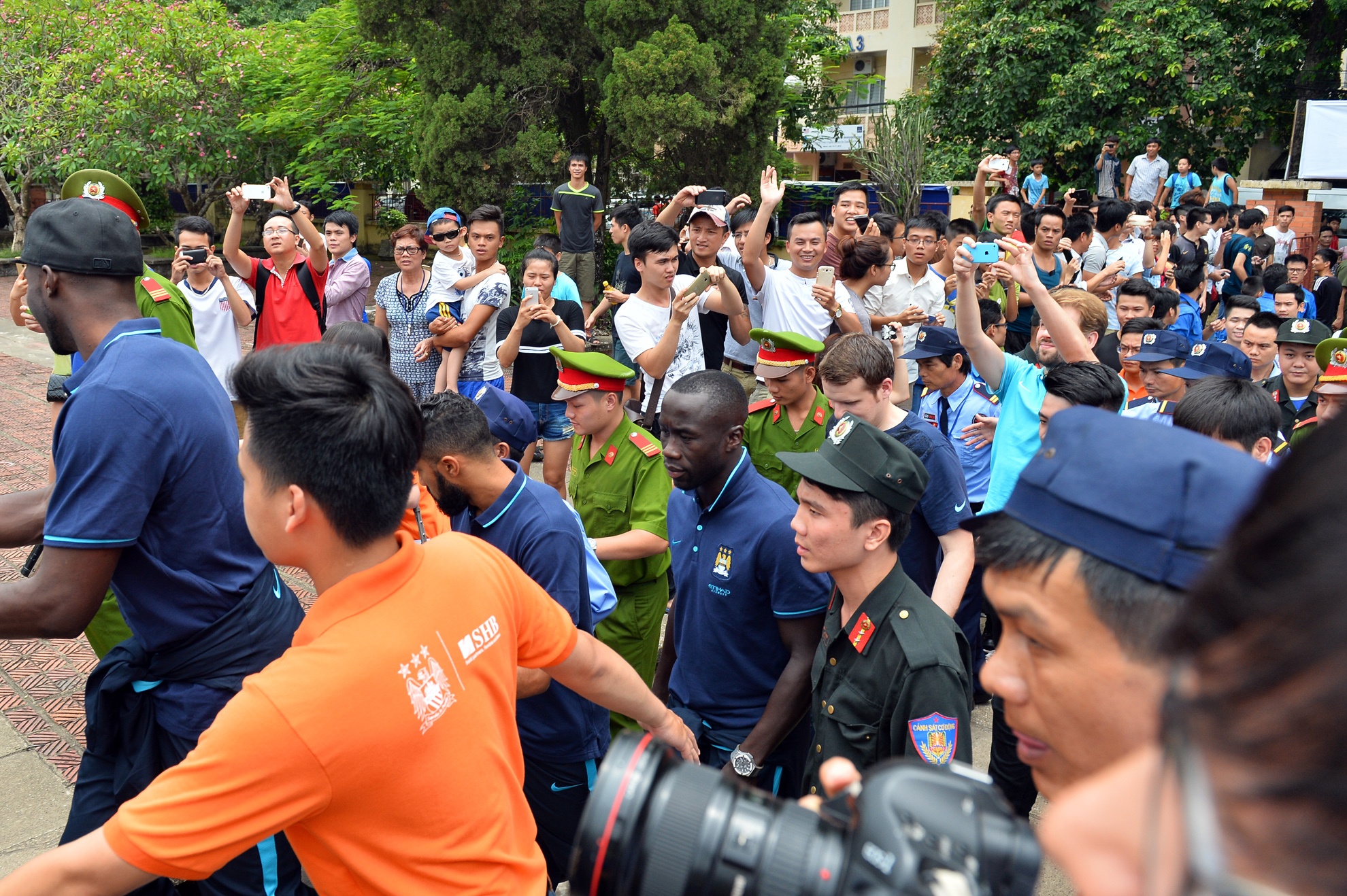 Cau thu Man City di tat cong sau ne nguoi ham mo o Ha Noi hinh anh