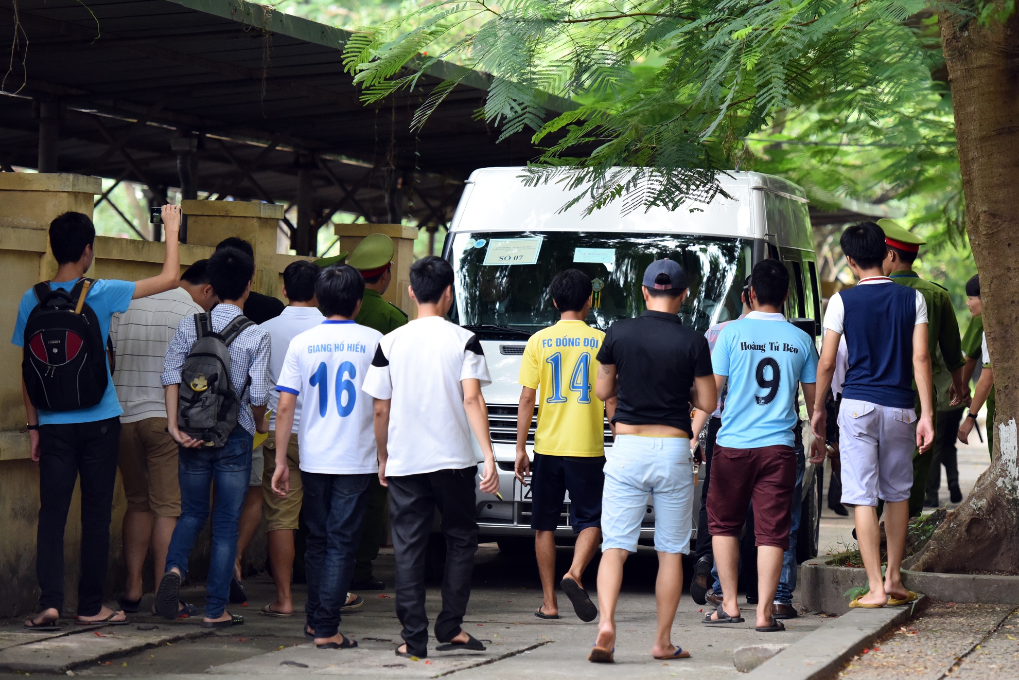 Clichy, Sagna khong the xuong xe vi fan bua vay hinh anh