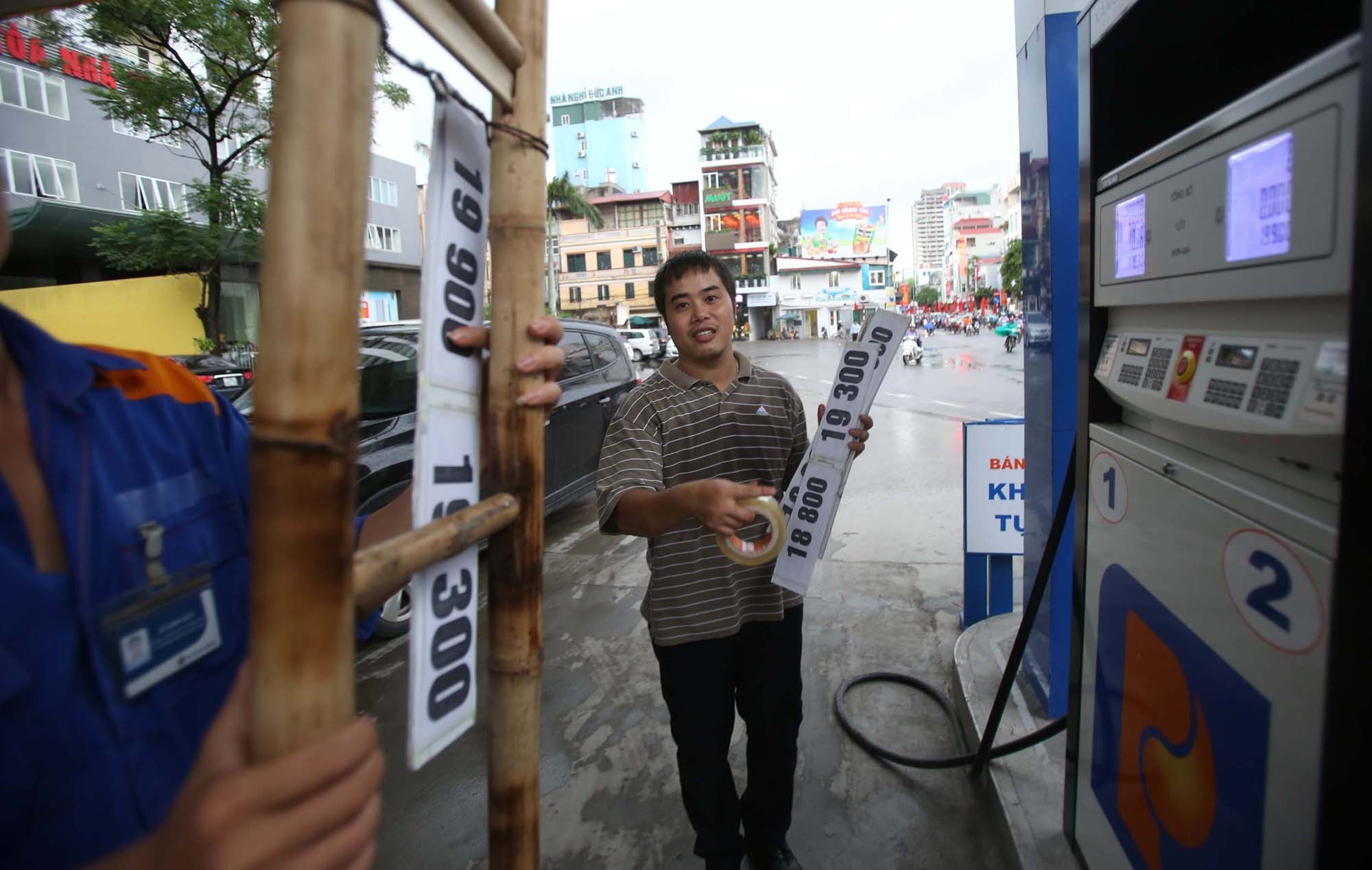 Cay xang truoc va sau khi gia giam hon 800 dong hinh anh