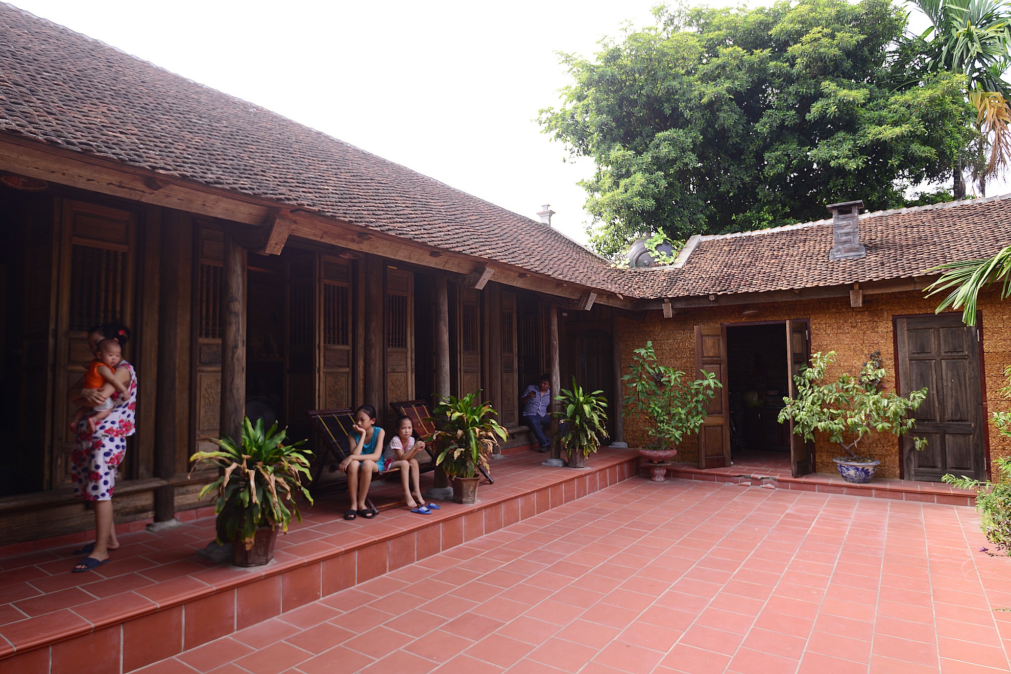 Quang cảnh khuôn viên ngôi nhà xây mới theo kiểu cổ xưa tại làng Đường Lâm, Sơn Tây, Hà Nội. 