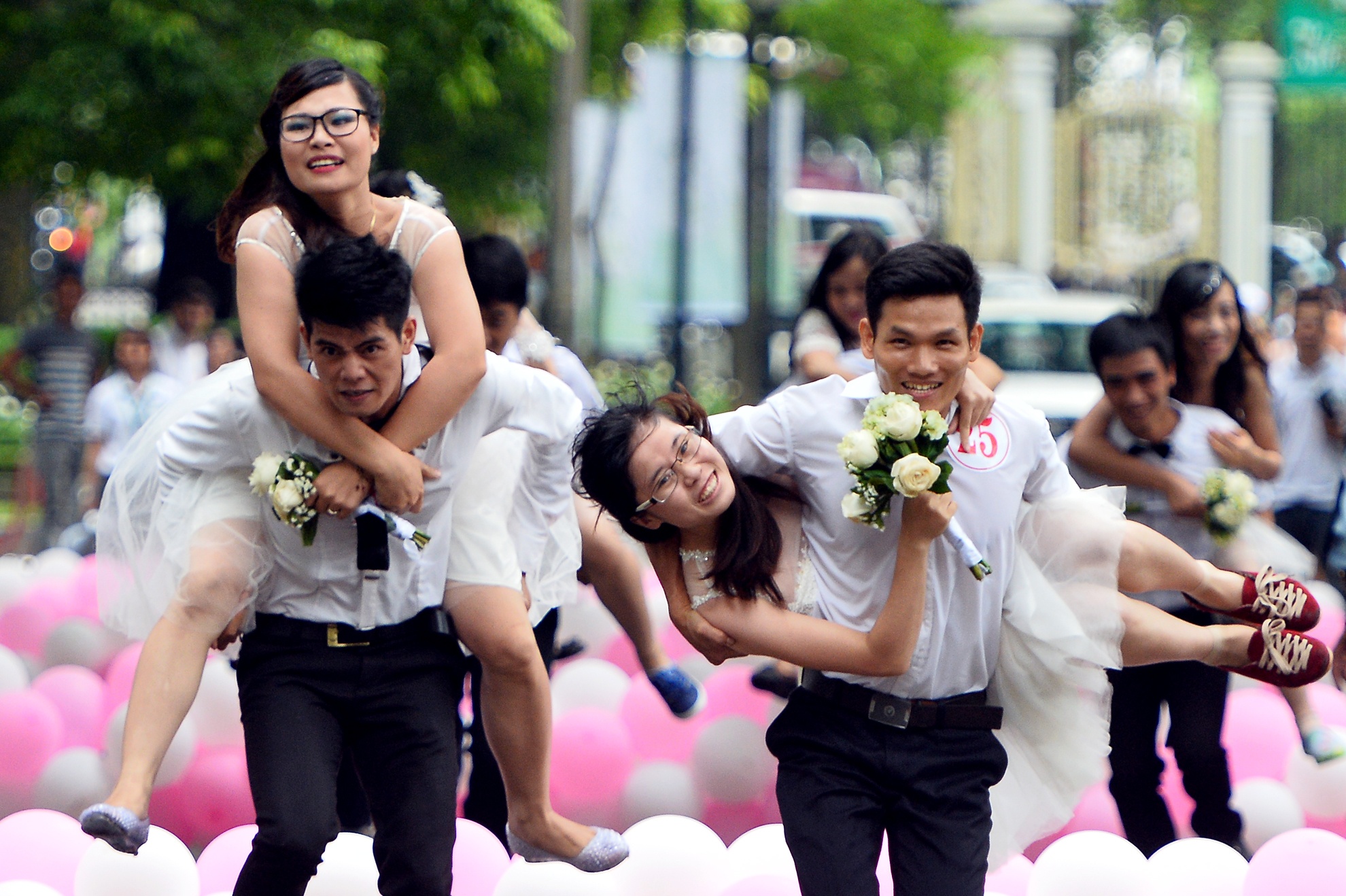 50 cap doi yeu nhau thi chay marathon tren duong pho hinh anh