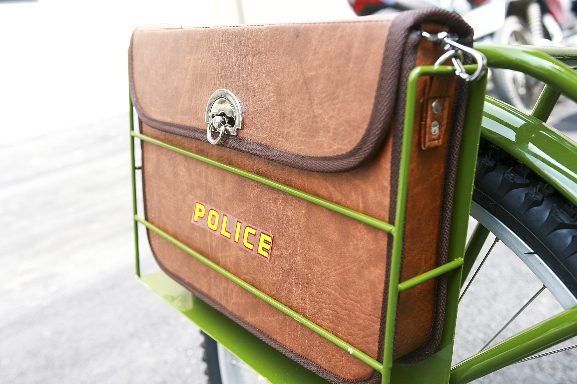 Canh sat hai long voi chiec xe dap dac chung hinh anh