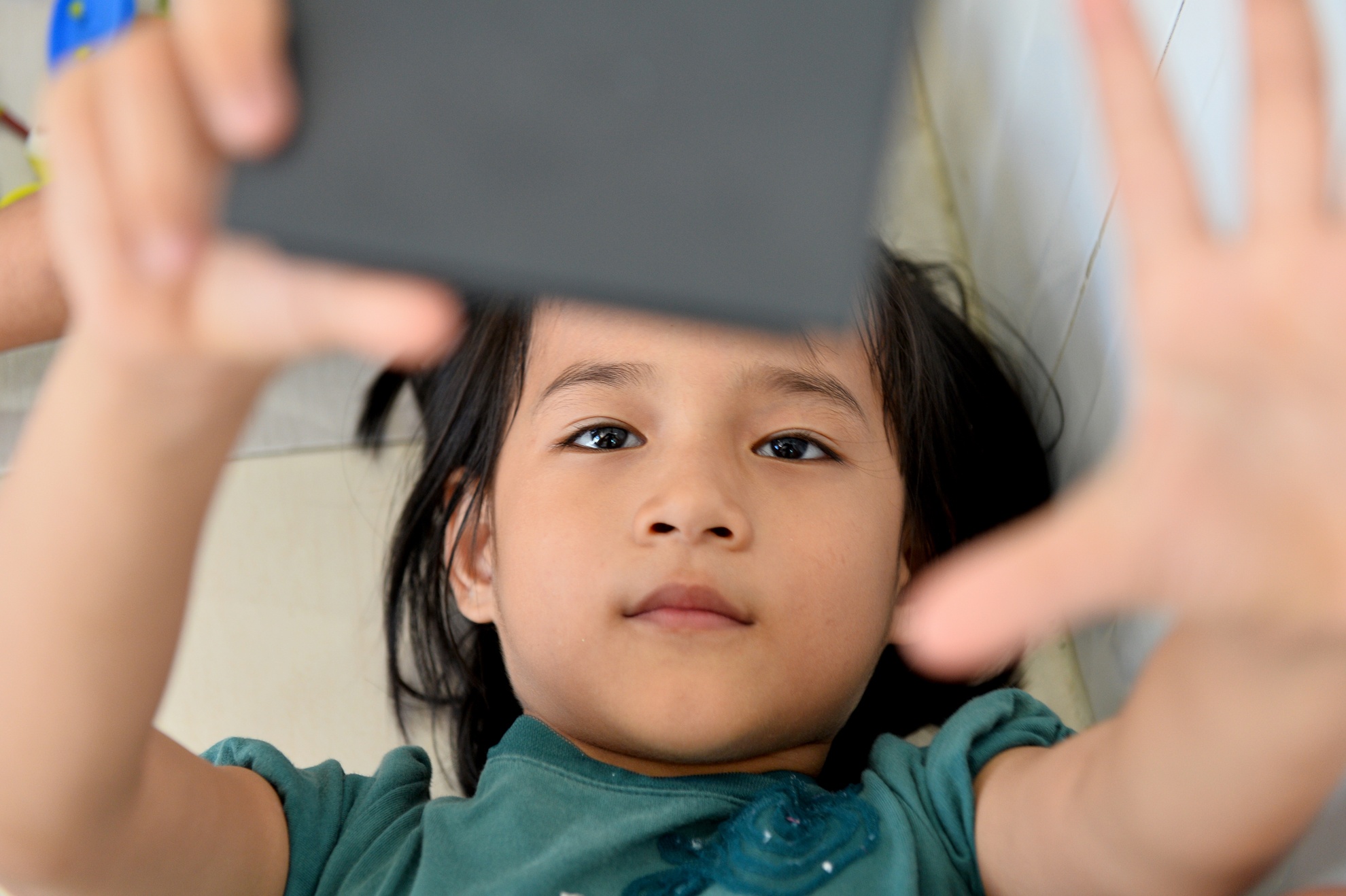 18 dua tre bi me bo roi trong mai am gia dinh nguoi tho xay hinh anh