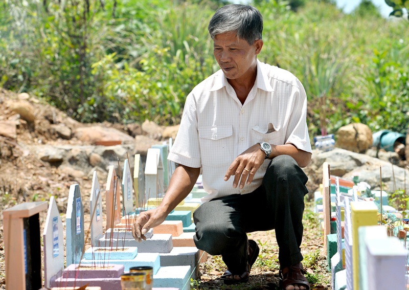 Nguoi nuoi 35 thai phu, gom hang nghin hai nhi tren nui hinh anh