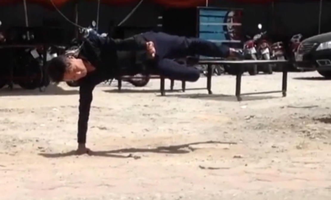 Ong chu bai do oto nam nghieng nguoi lo lung tren khong hinh anh