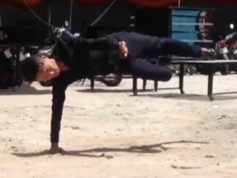 Chang thanh nien lo lung ben le duong hinh anh