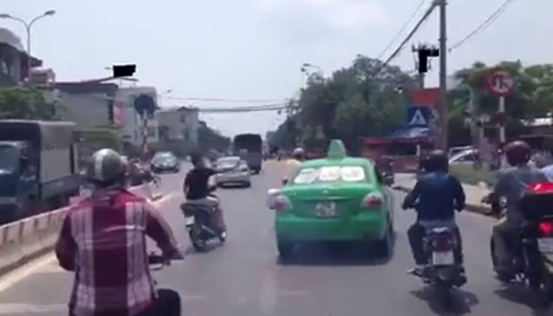 Truy duoi, nem gach vao taxi tren duong pho hinh anh