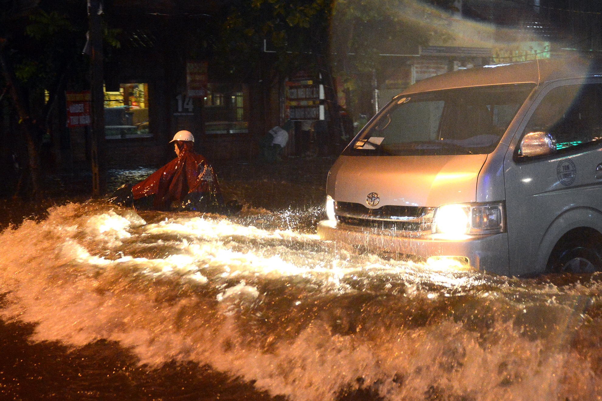 Oto tao song manh danh bat xe may sau mua lon hinh anh