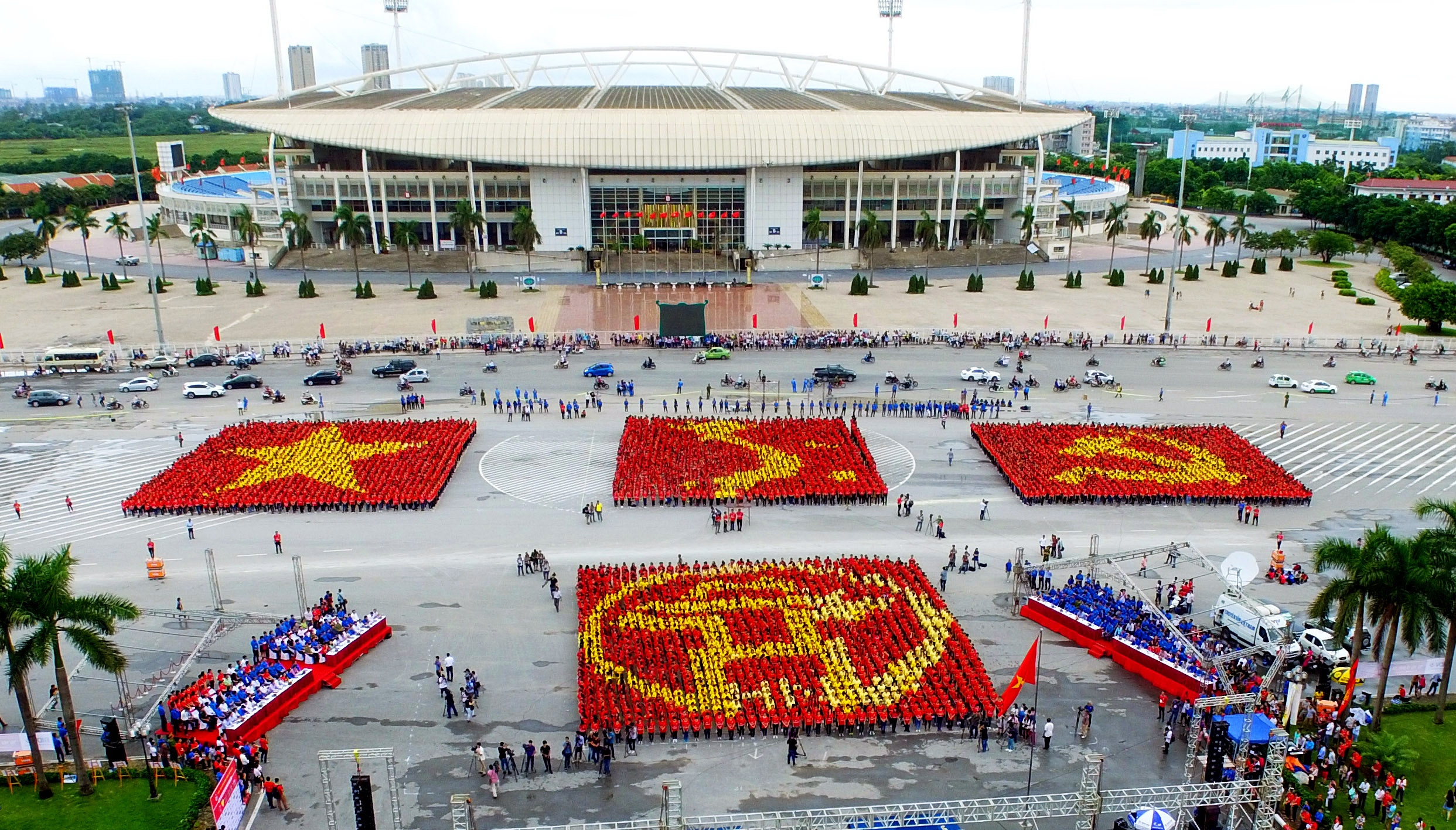 12.000 ban tre xep hinh ban do, hat Quoc ca hinh anh