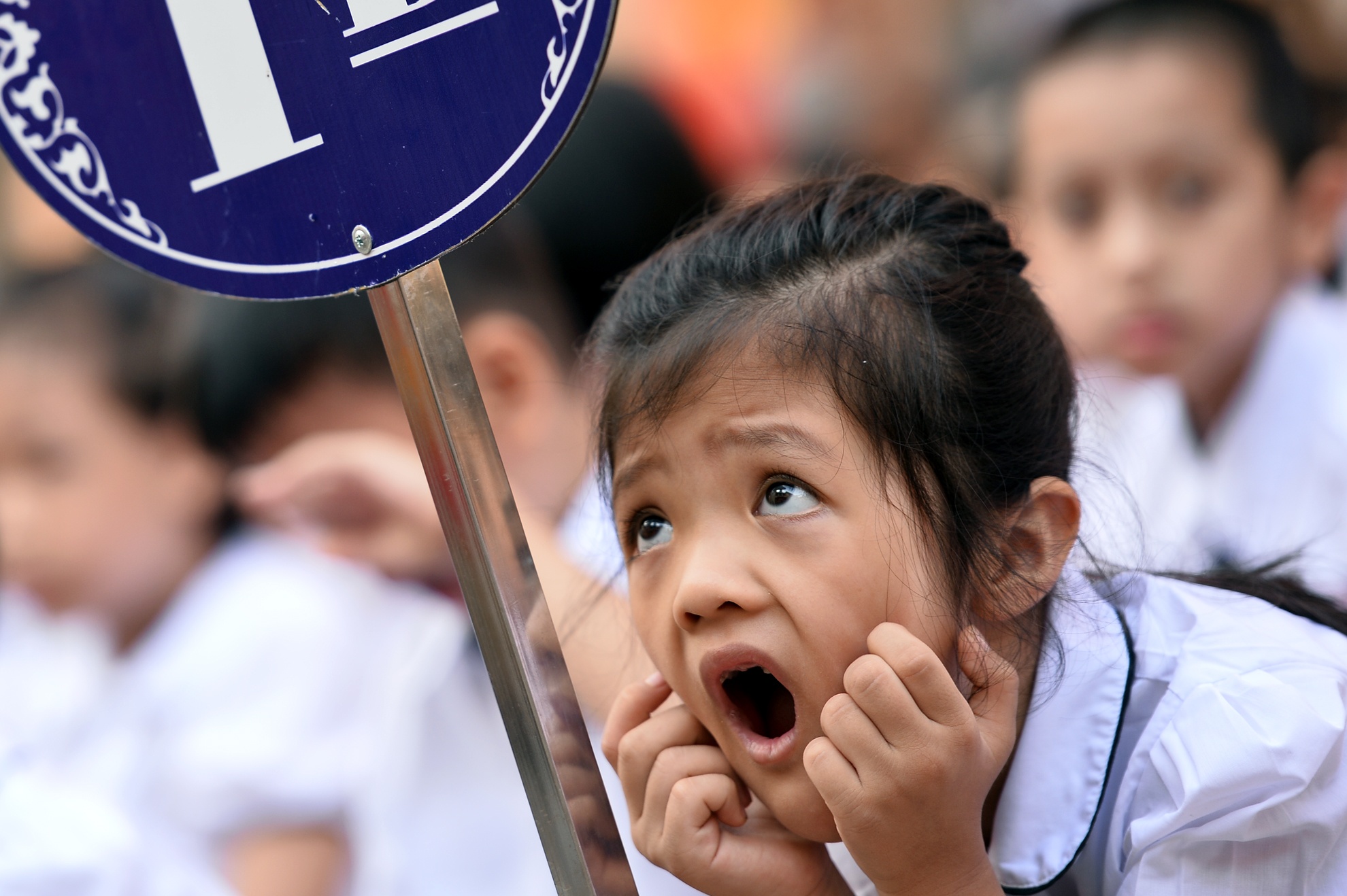 Hoc sinh nhi hon nhien ngay khai truong hinh anh