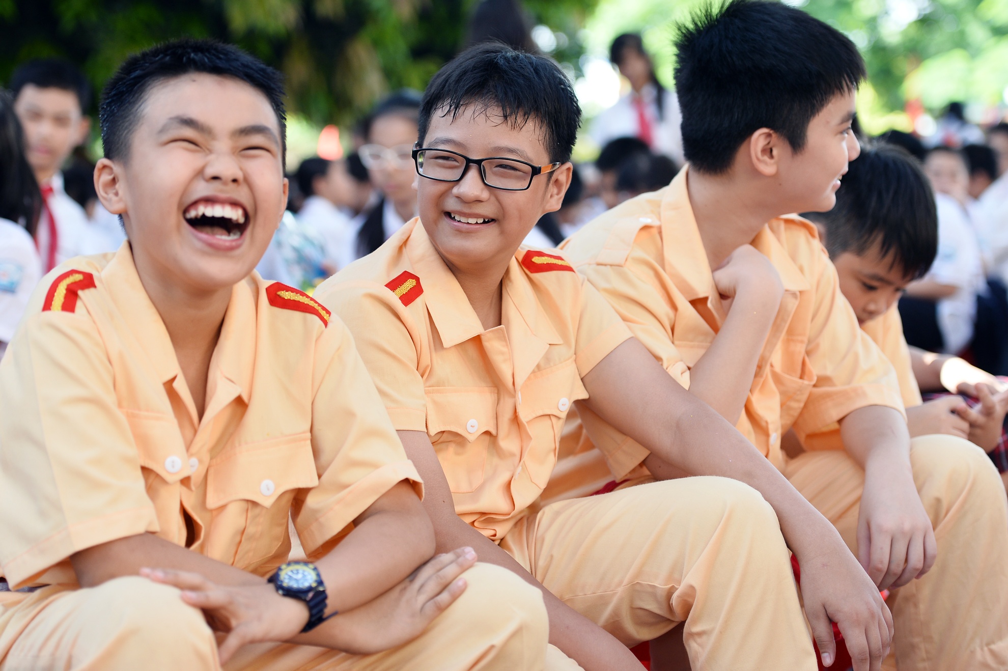 Hoc sinh mac trang phuc giong CSGT du khai giang hinh anh