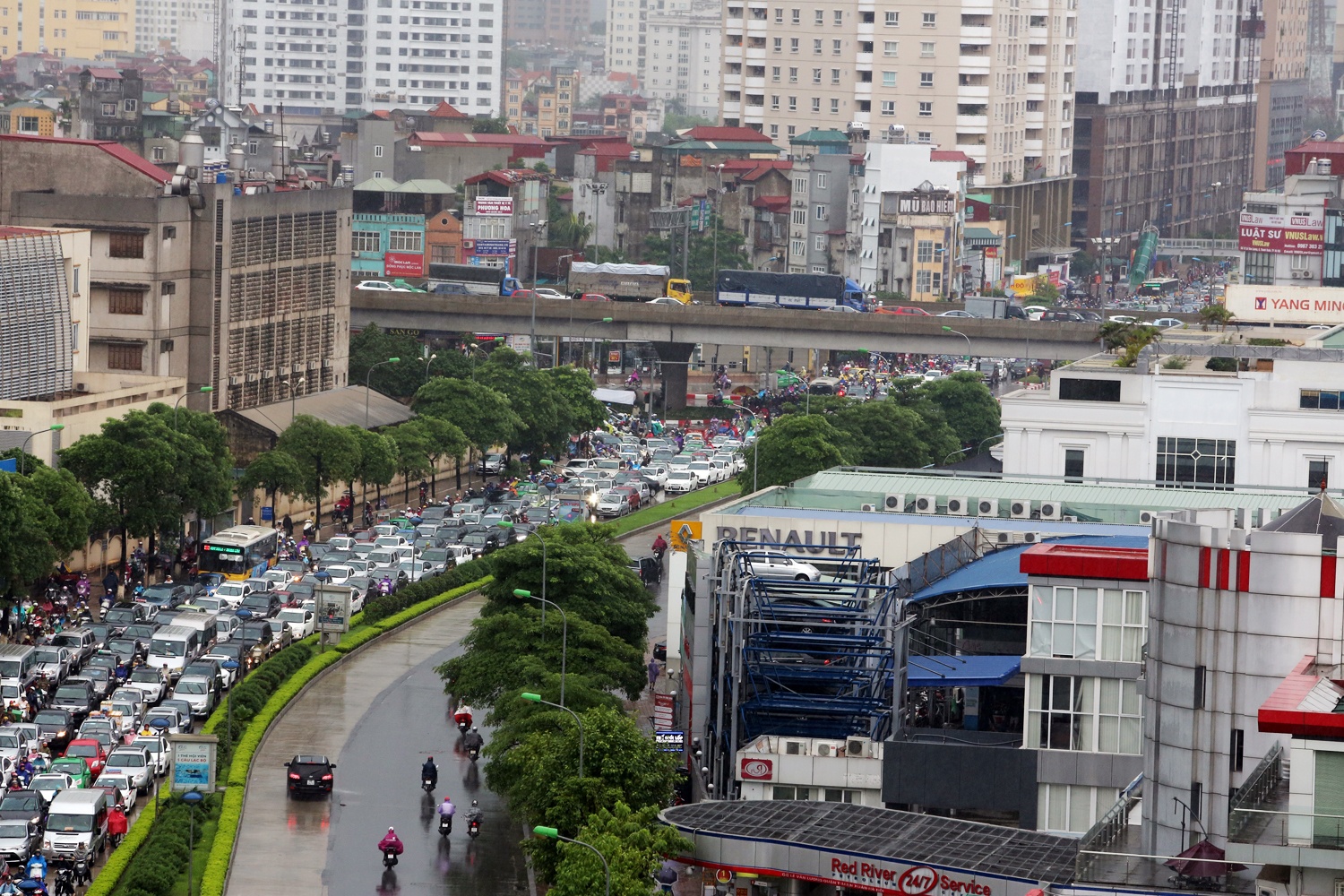 Hang nghin nguoi chon chan trong mua ngap hinh anh