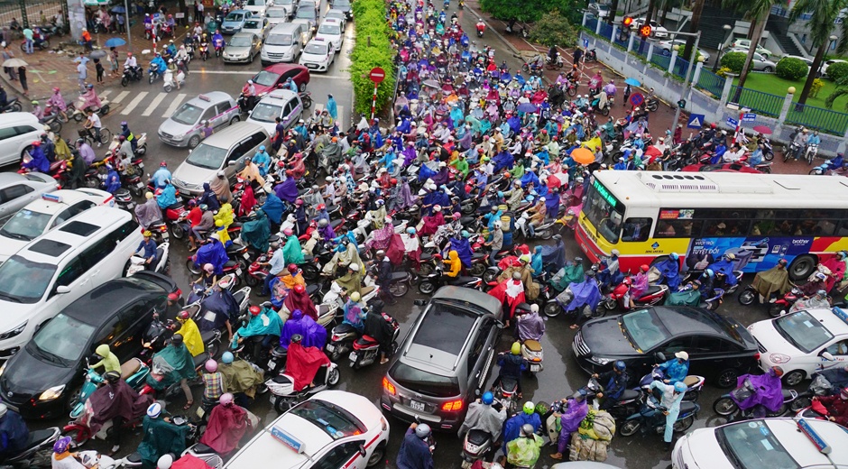 Ha Noi ngap sau, giao thong roi loan sau mua lon hinh anh