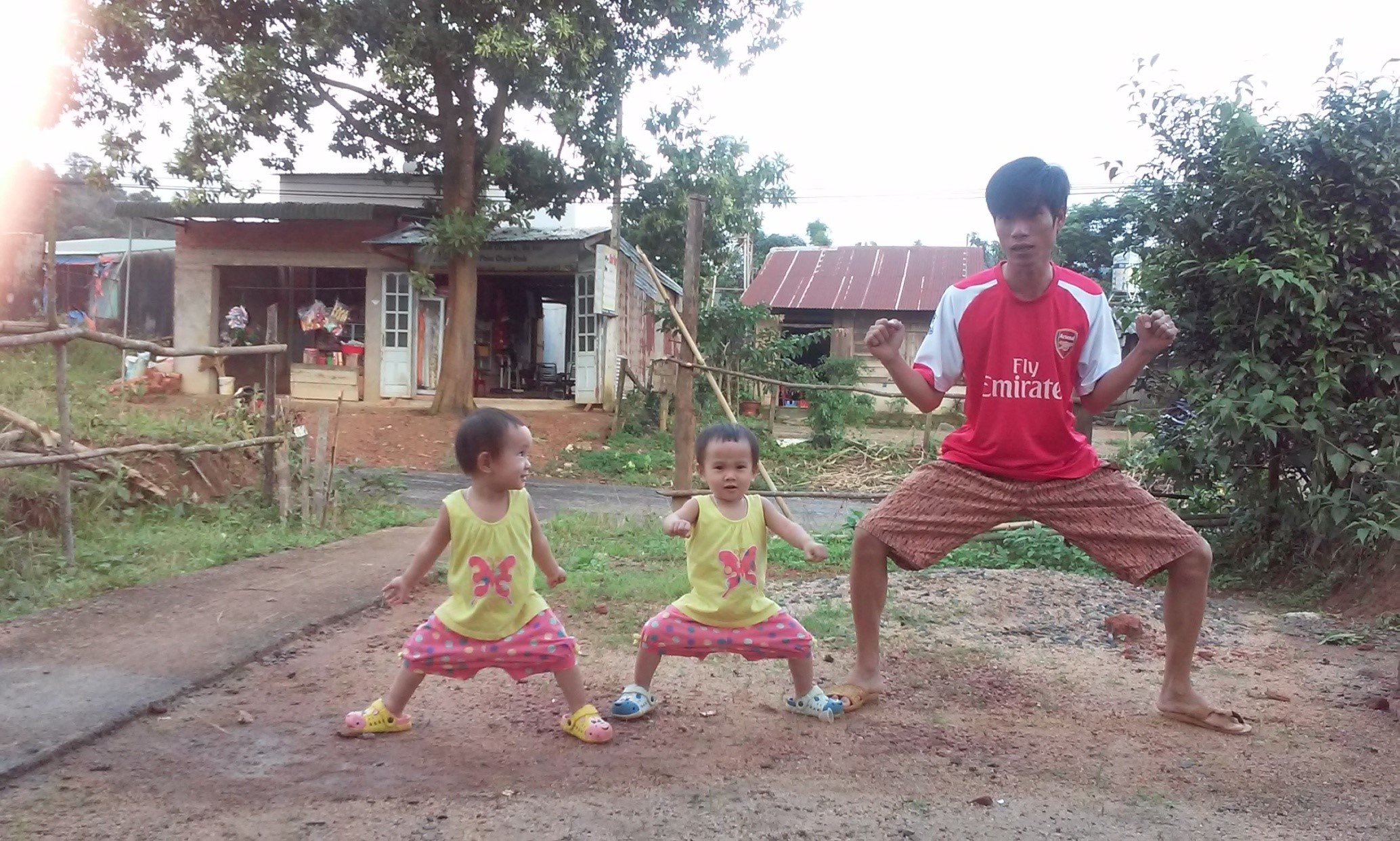 Khoanh khac cha con ngo nghinh khien nguoi xem phi cuoi hinh anh