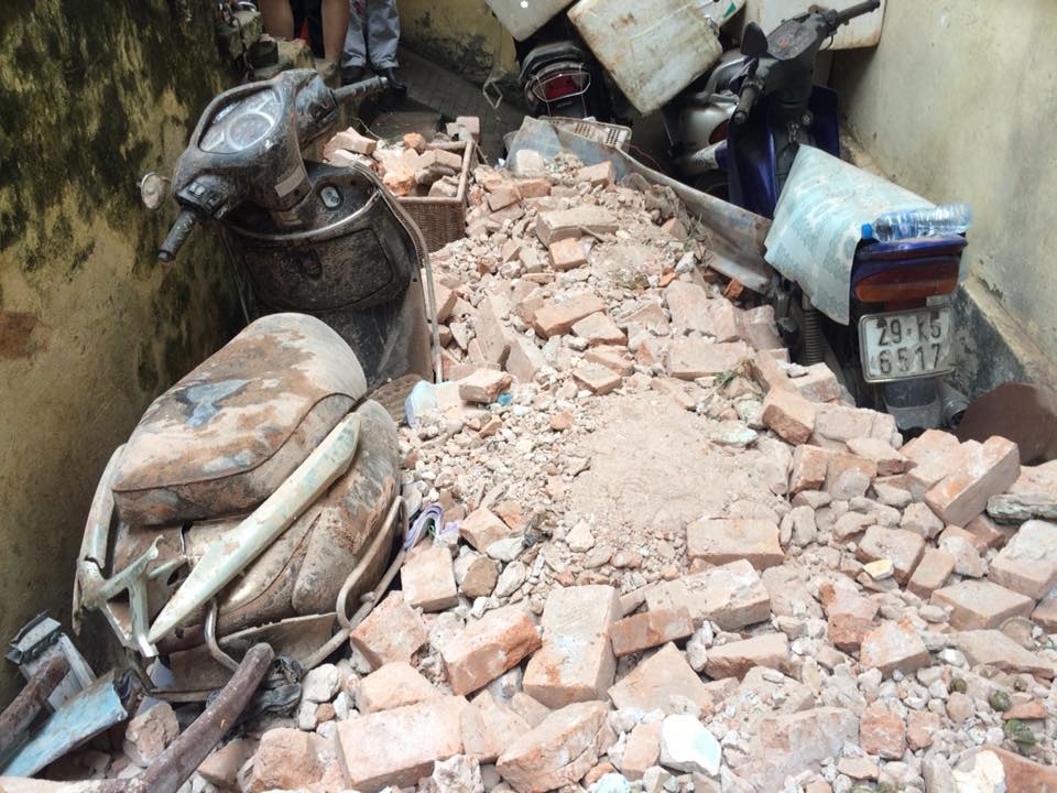 Hien truong do nat can biet thu cu bi sap hinh anh