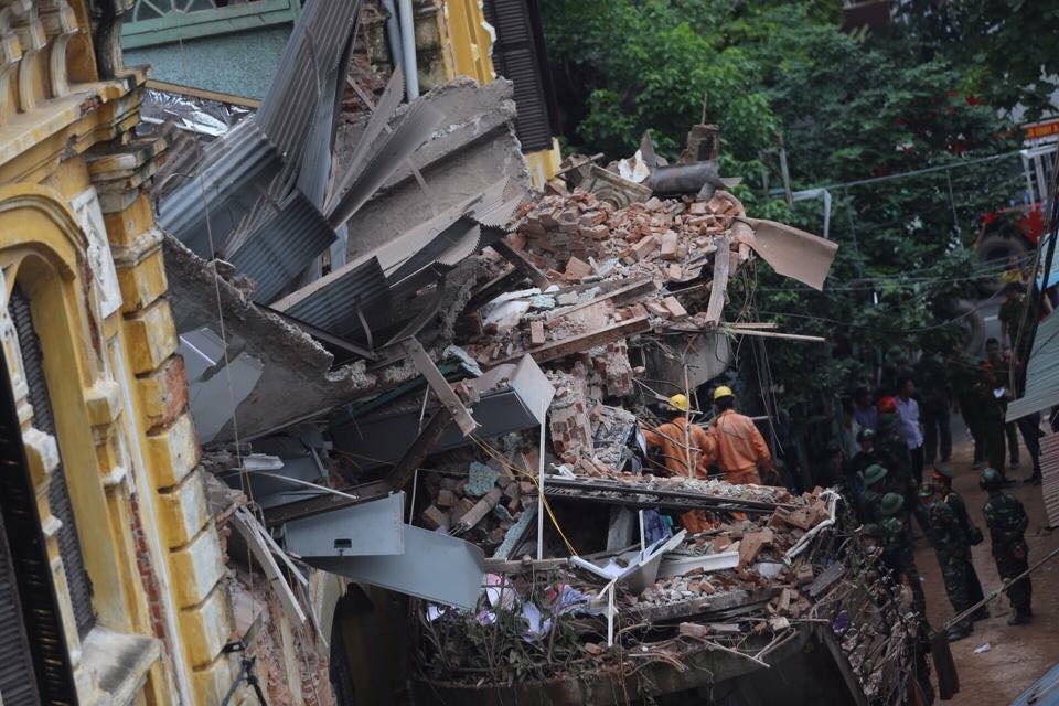 Sap biet thu co o Ha Noi, 2 nguoi tu vong hinh anh