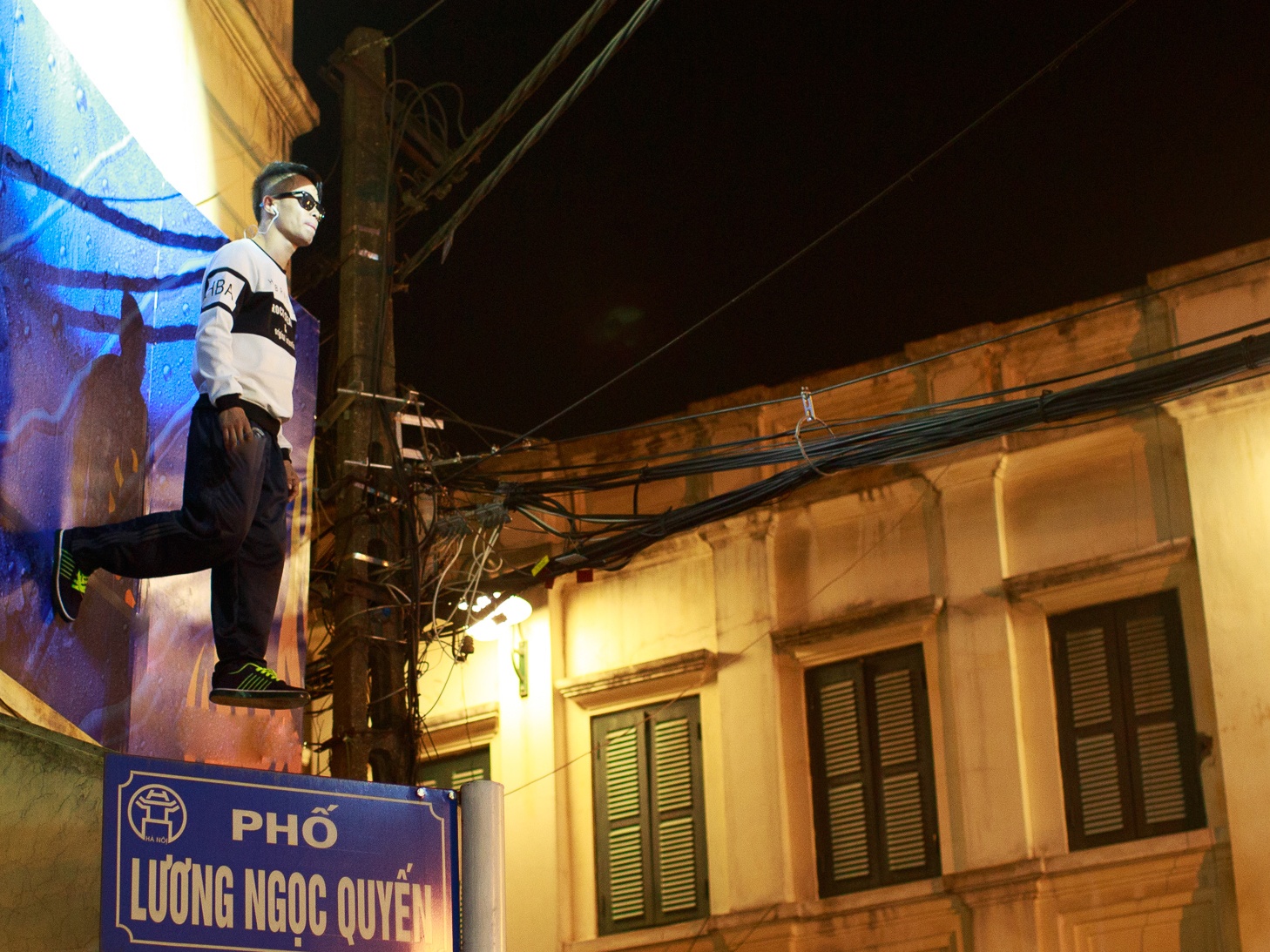 Thanh nien deo kinh den lo lung giua pho Tay trong dem hinh anh