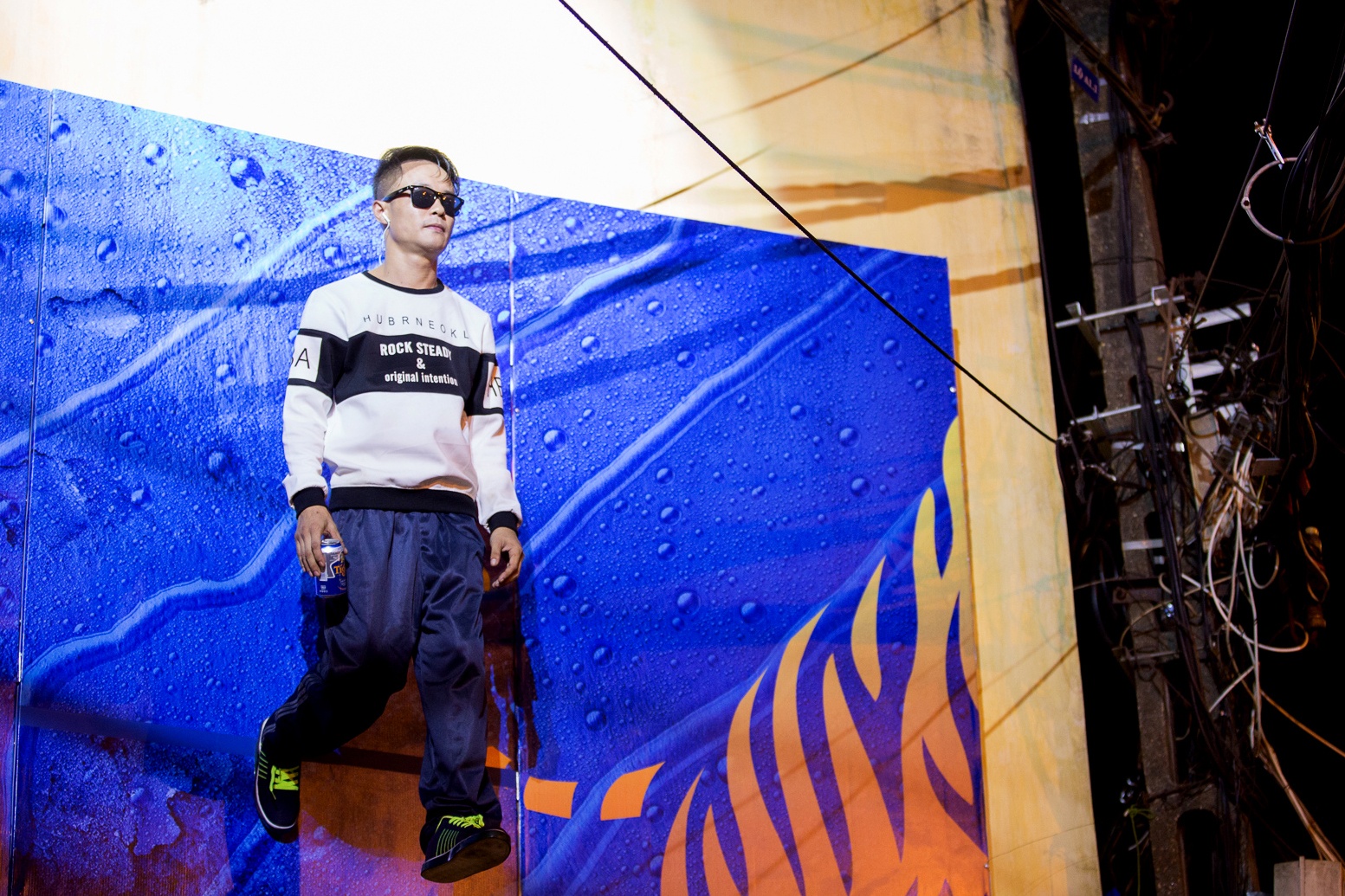 Hang tram nguoi dan do ve pho Ta Hien xem thanh nien dung lo lung tren khong hinh anh