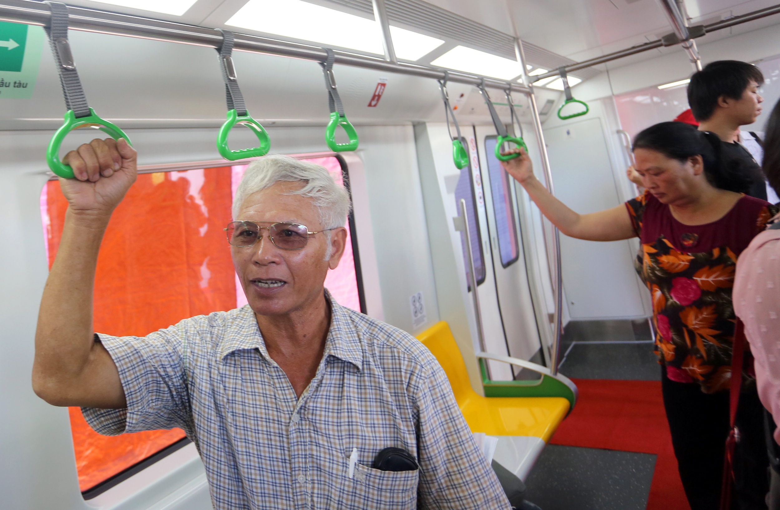 Hang tram nguoi dan tham quan tau dien Cat Linh - Ha Dong hinh anh