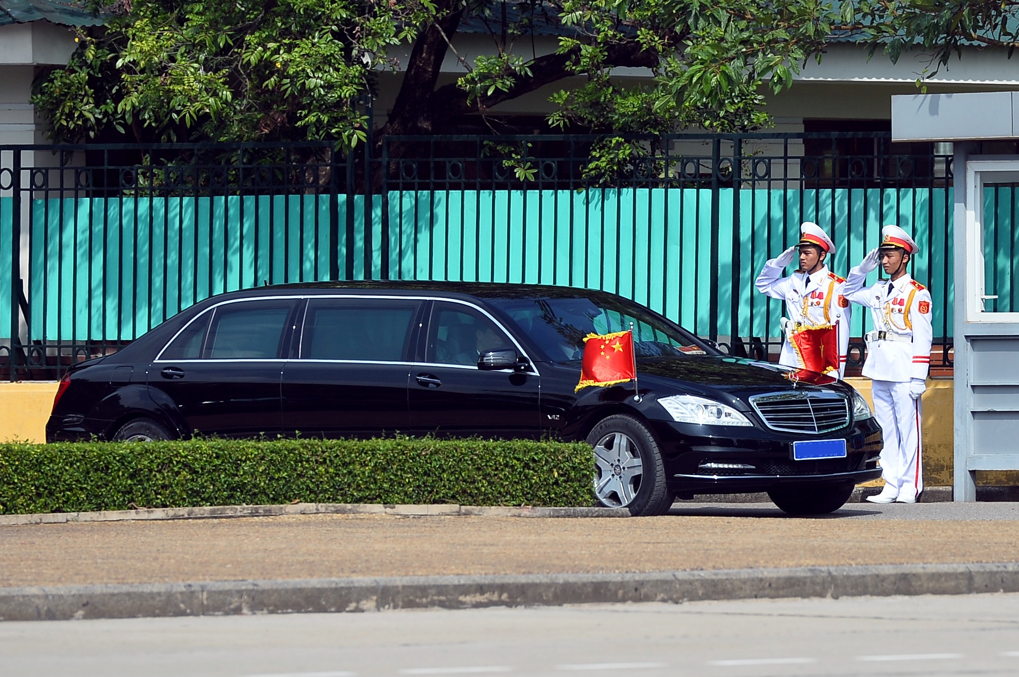 Can canh xe Mercedes don ong Tap Can Binh tai Viet Nam hinh anh