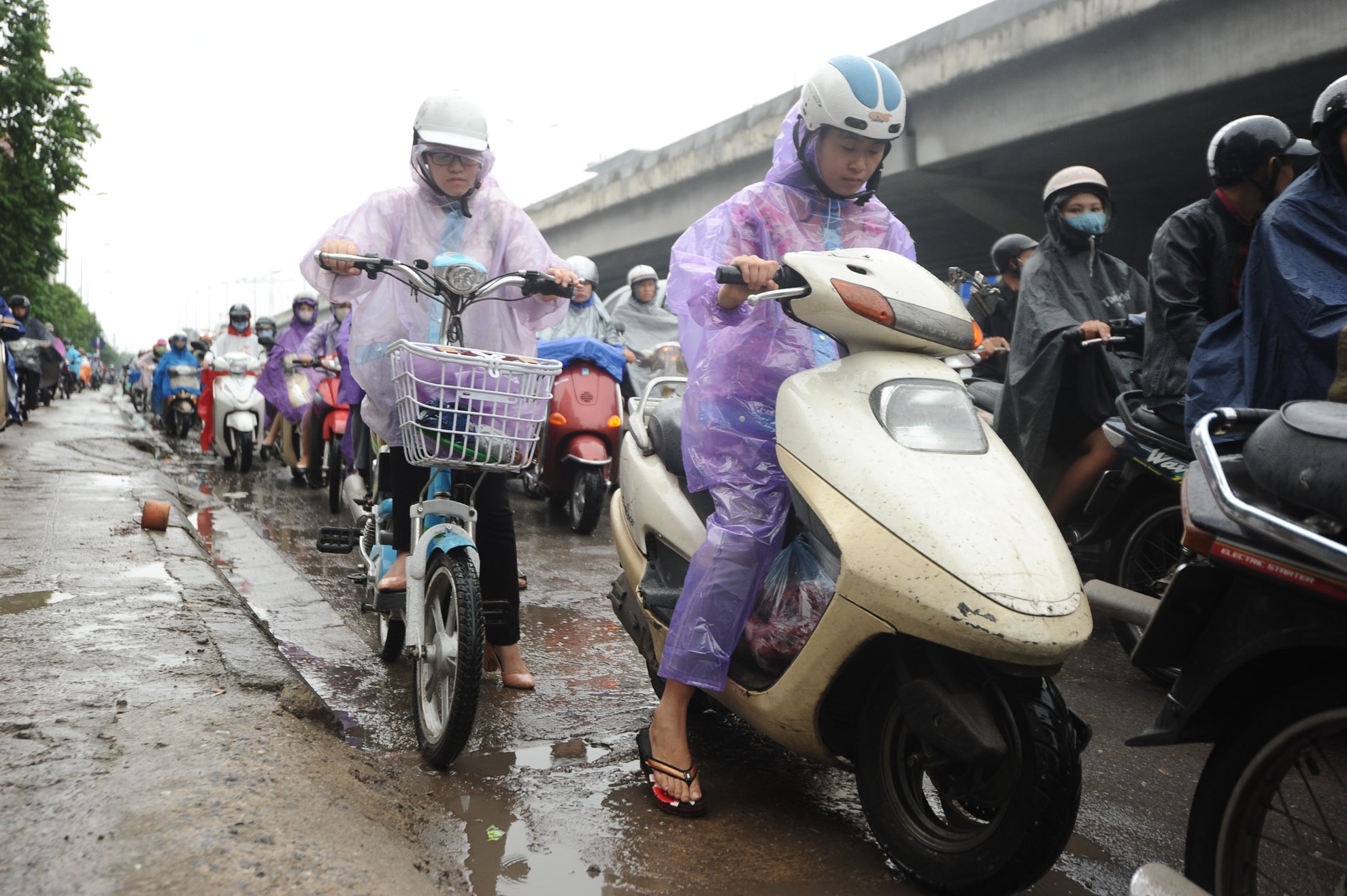 Ha Noi un tac trong mua ngay dau tuan hinh anh