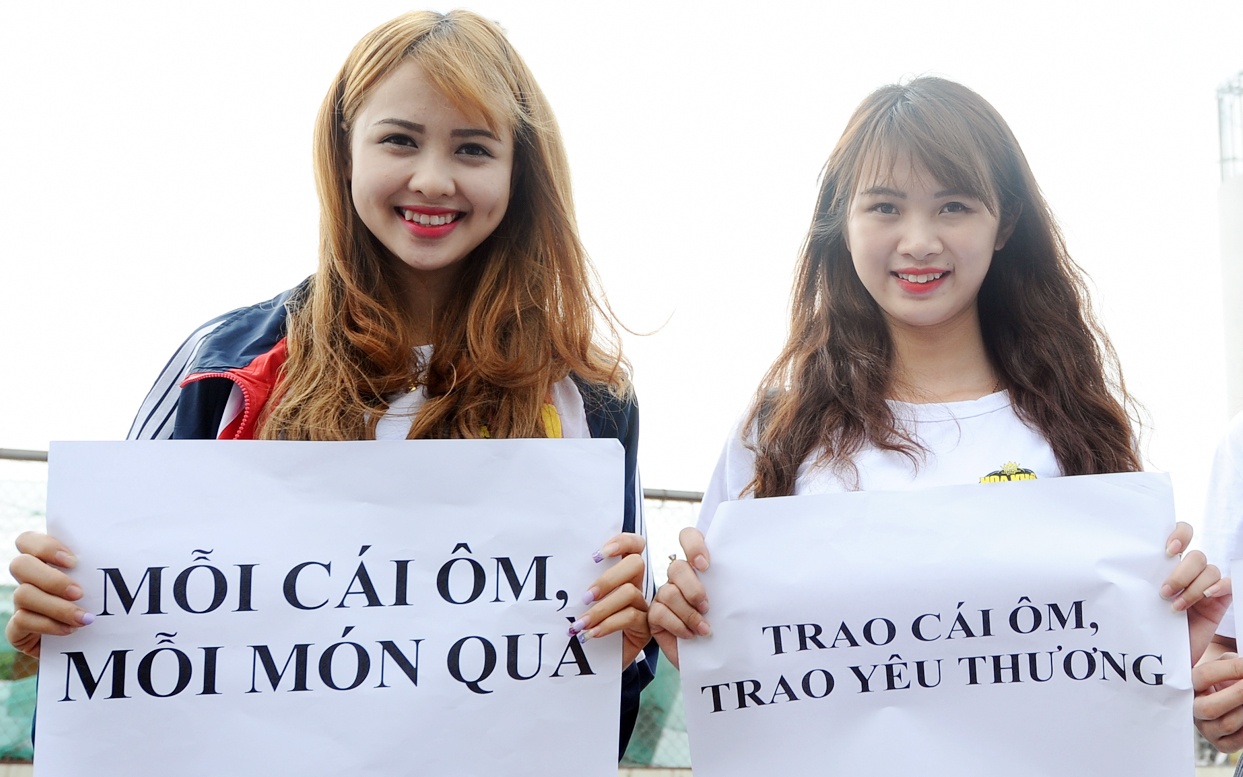 Sinh vien xuong pho xin duoc om hinh anh