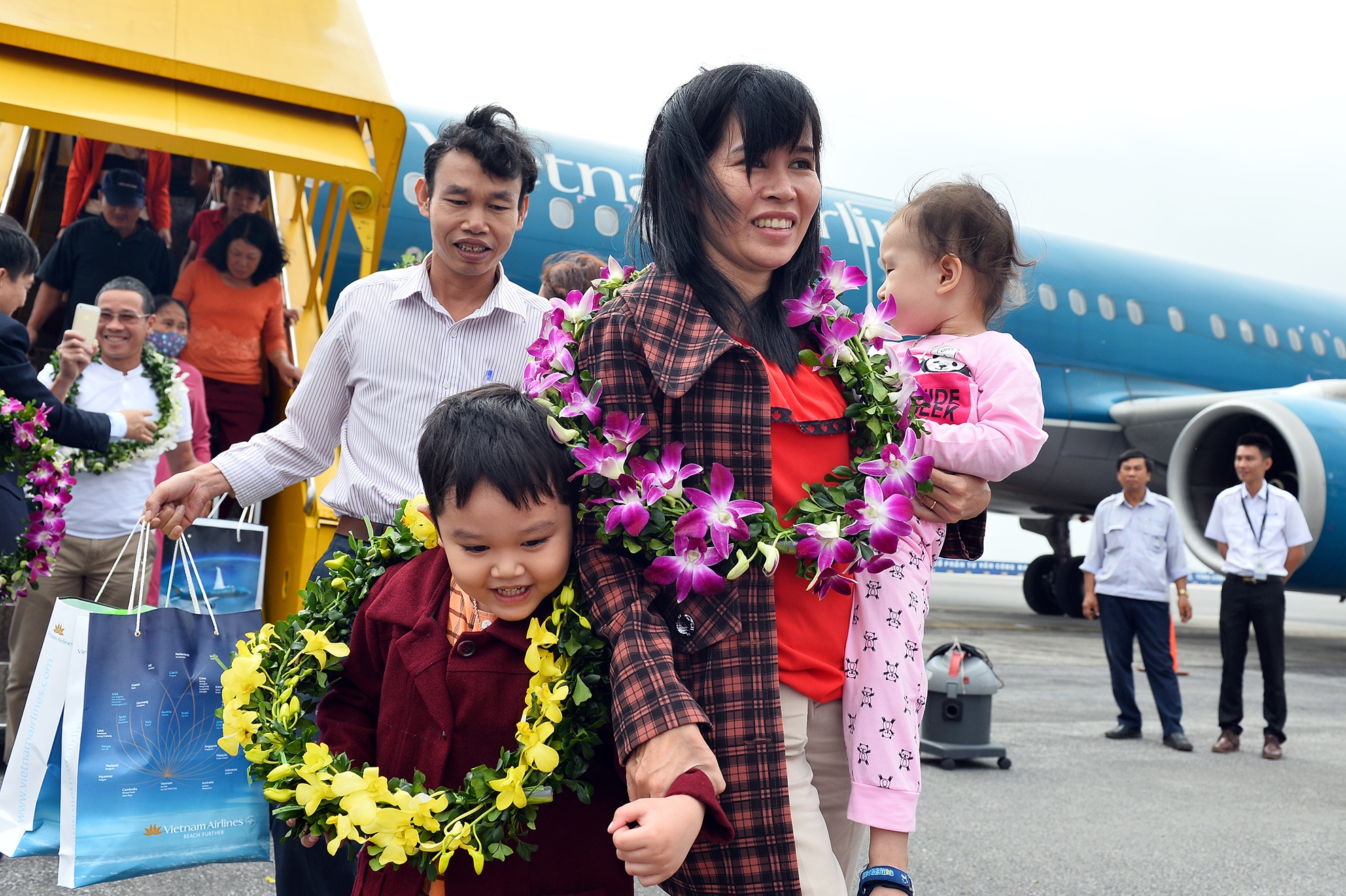 Chuyen bay dau tien tu Nha Trang den Hai Phong hinh anh