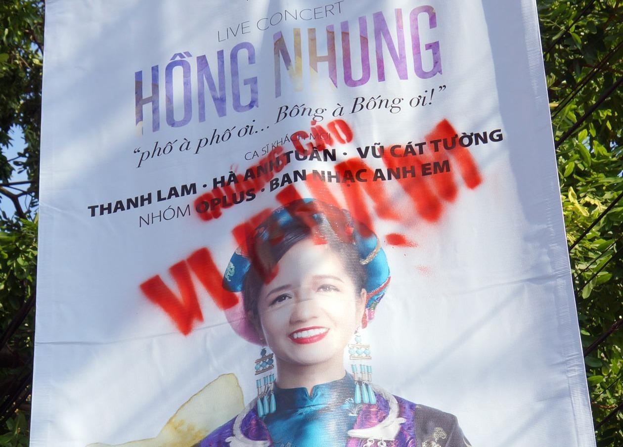 Bang ron ca si Hong Nhung bi phun son vao mat hinh anh