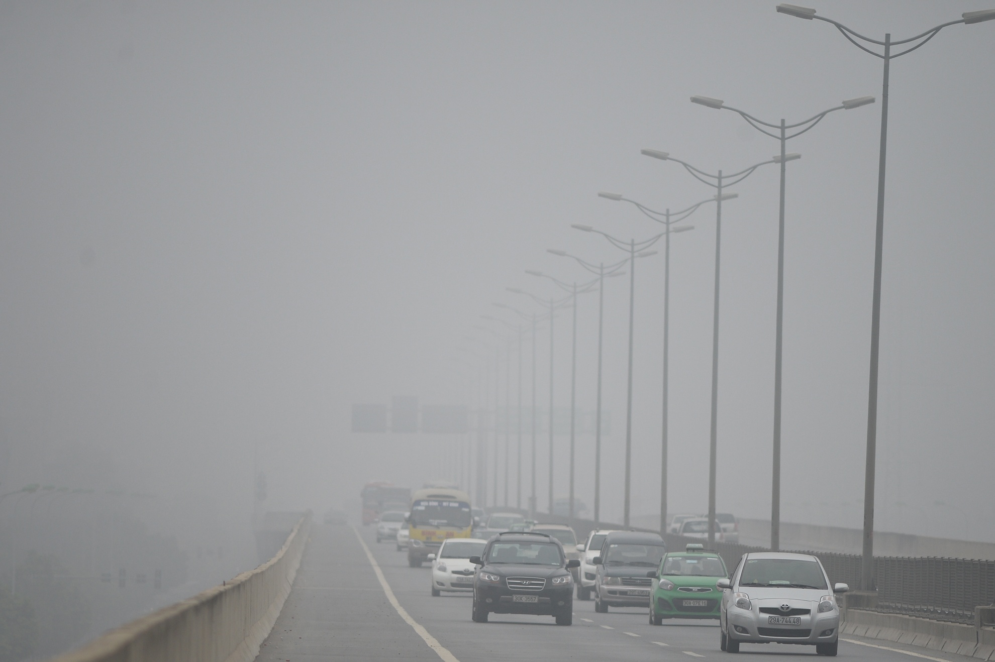 Suong mu bao phu pho phuong Ha Noi hinh anh