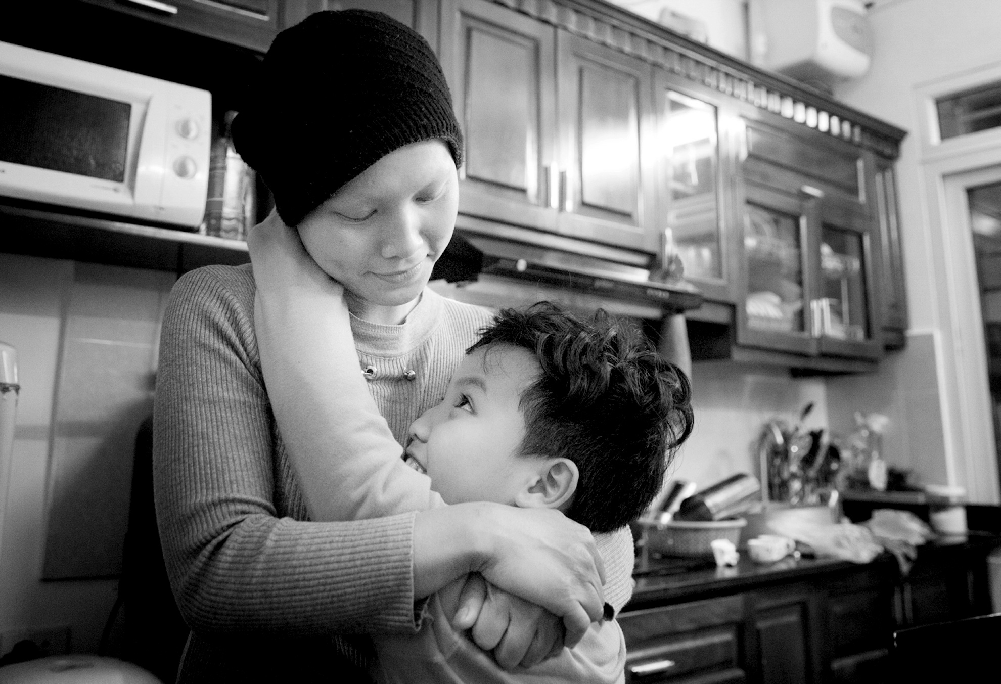 Thỉnh thoảng, Bốp cũng “ghen” với những chiếc bánh mochi, giò xào, bánh chưng… bởi mẹ dành gần như cả ngày cho chúng. Nhưng nghe mẹ bảo: “Trong trường hợp xấu nhất, mẹ không ở với Bốp được lâu, trước khi từ bỏ trần gian, mẹ phải cố làm để dành dụm một khoản cho Bốp đã”, Bốp lại tự chơi, tự học, thi thoảng chạy ào ra ôm mẹ rồi chạy ào vào phòng.