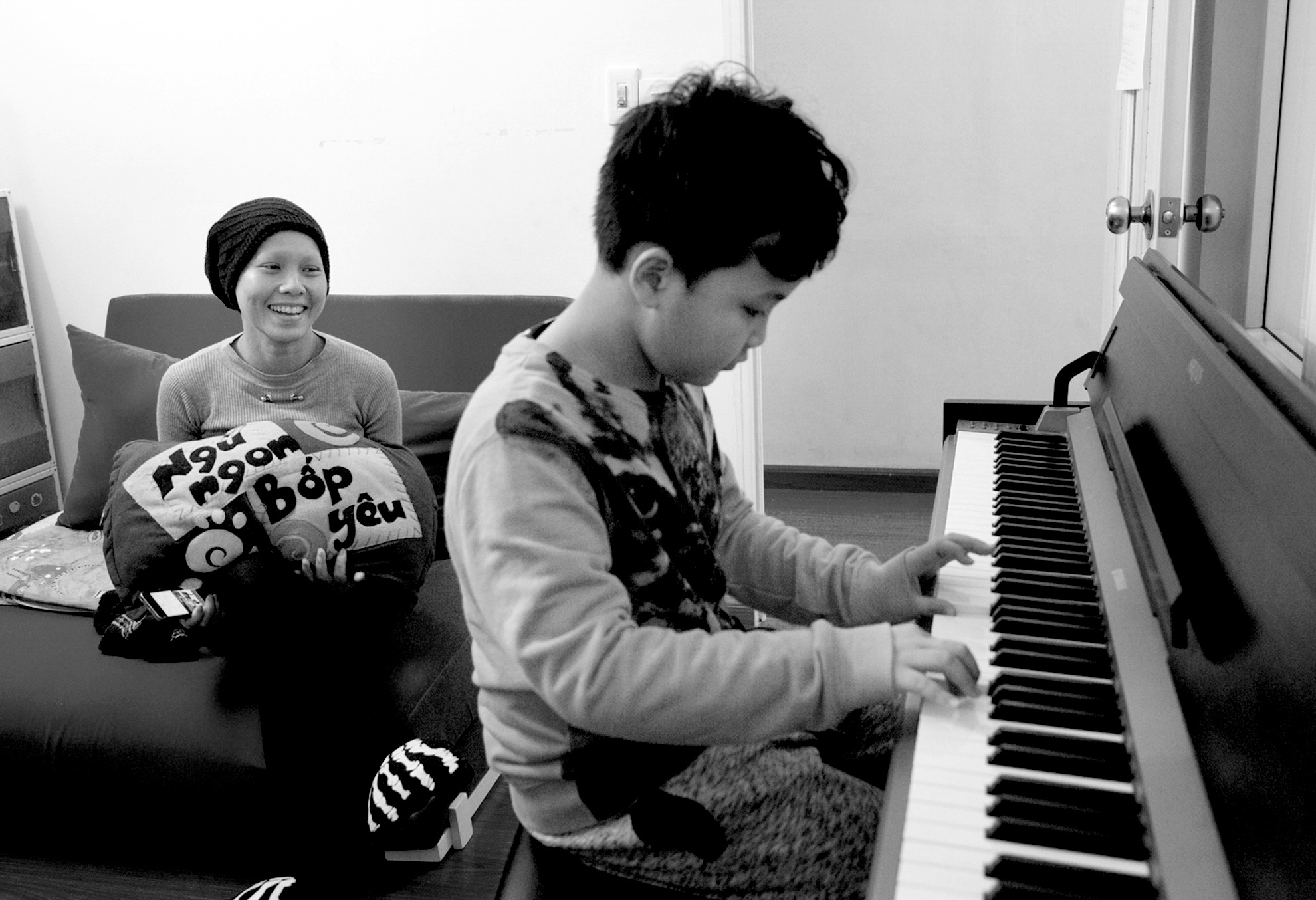 Đi tập về, đã thành thói quen Bốp lại chơi một bản đàn tặng mẹ, để mẹ ngủ thật ngon. Những nốt nhạc như xoa dịu những nhọc nhằn, vuốt ve vết sẹo cùng những đớn đau của mẹ, và cũng như động viên chính mình, để sau giấc ngủ cả 2 mẹ con lại được bên nhau hạnh phúc tràn đầy 