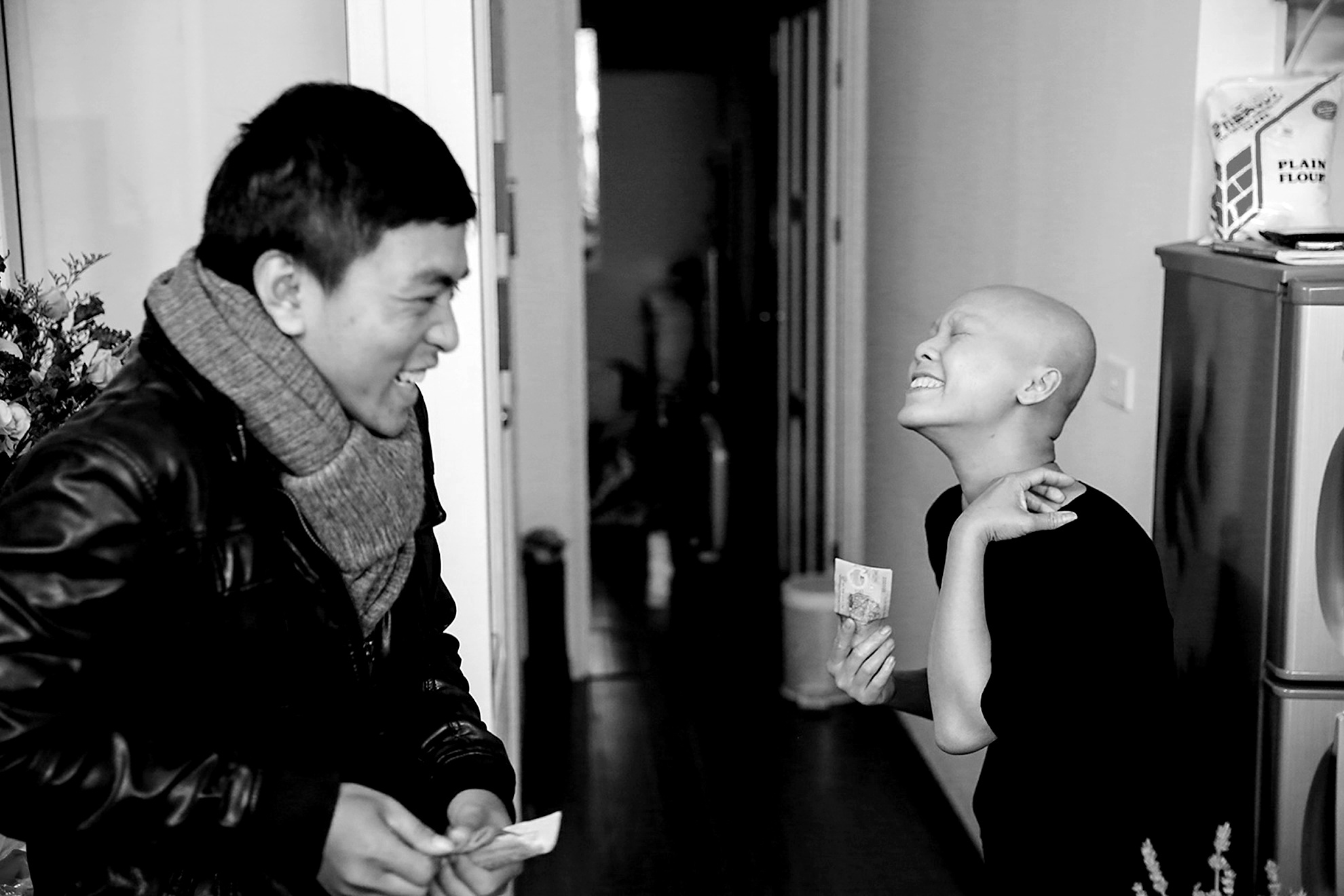 4.	Không ai hiểu và thông cảm với người bệnh bằng chính người bệnh, Thủy luôn động viên, truyền cảm hứng cho những người cùng cảnh ngộ với chị, thông qua mạng xã hội cũng như “mạng lưới” bệnh nhân. Chị cũng đang vận động bạn bè cùng quyên góp để tặng quà Noel cho 200 bệnh nhi tại Bệnh viện Huyết học – Truyền máu Trung ương. 