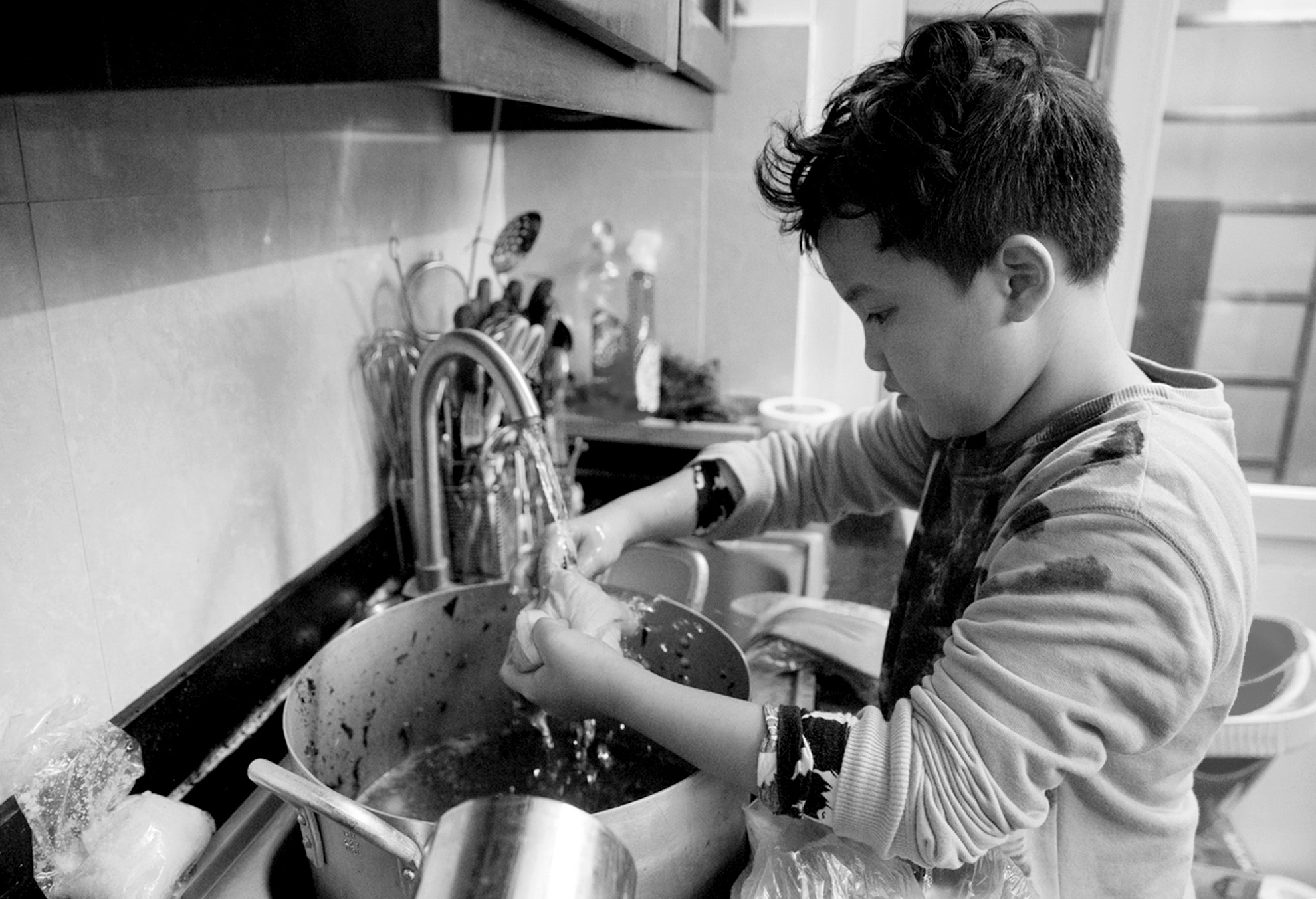 5.	Cu Bốp (10 tuổi, tên thật là Phan Hanh Nguyên) là người luôn sát cánh bên mẹ trong hành trình điều trị ung thư. Cậu bé nhẹ nhàng chăm sóc mẹ trong suốt quá trình điều trị cũng như tự nguyện giúp mẹ những việc nho nhỏ trong nhà. Bốp có thể nấu được hầu hết các món ăn gia đình đơn giản và đặc biệt là món gà rán. 