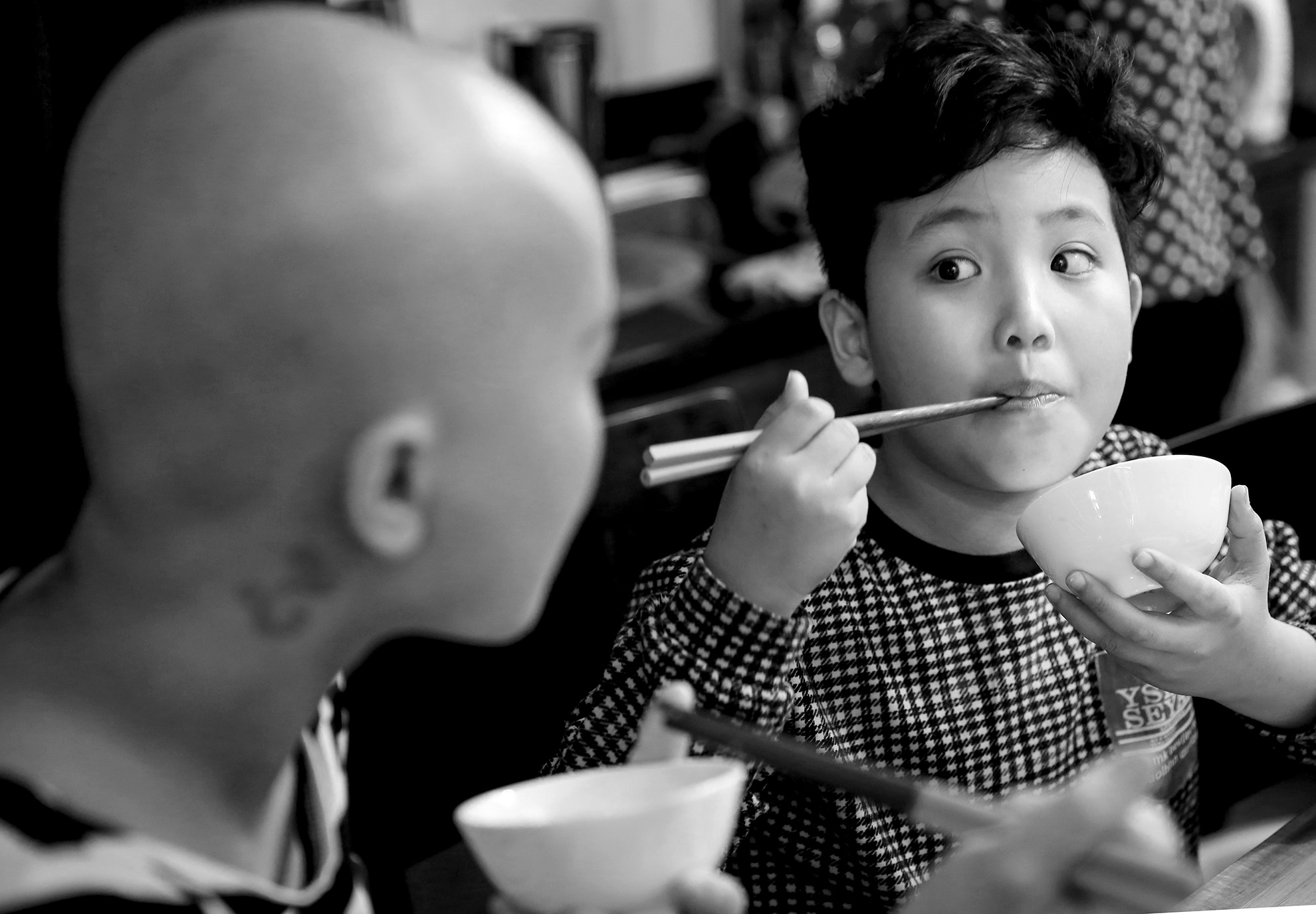 6.	Bốp có tính cách rất lạ. Cậu bé vừa ngây thơ và dạt dào tình cảm, vừa lo xa, nghiêm cẩn như “ông cụ non”.