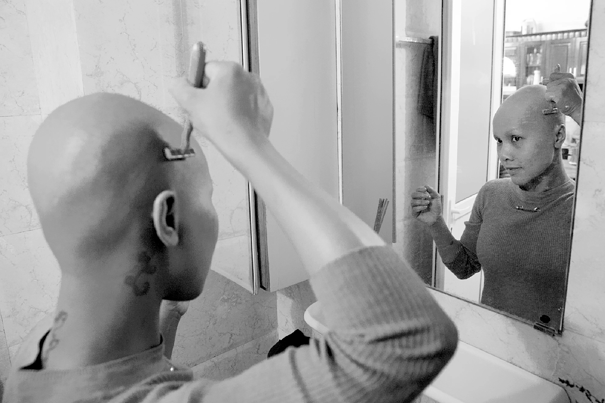 Ngay sau khi phẫu thuật, và điều trị hóa chất thay vì đợi tóc rụng, Thủy đã tự tay cạo bỏ mái tóc đẹp đẽ của mình. Cho đến giờ, tóc đã chớm mọc lại, nhưng đôi chỗ còn lởm chởm. Chị bảo, mình vẫn đang đợi lông mày của mình trở lại và hy vọng, khi được “thay mới”, chúng sẽ đẹp hơn cả thời chưa rụng.