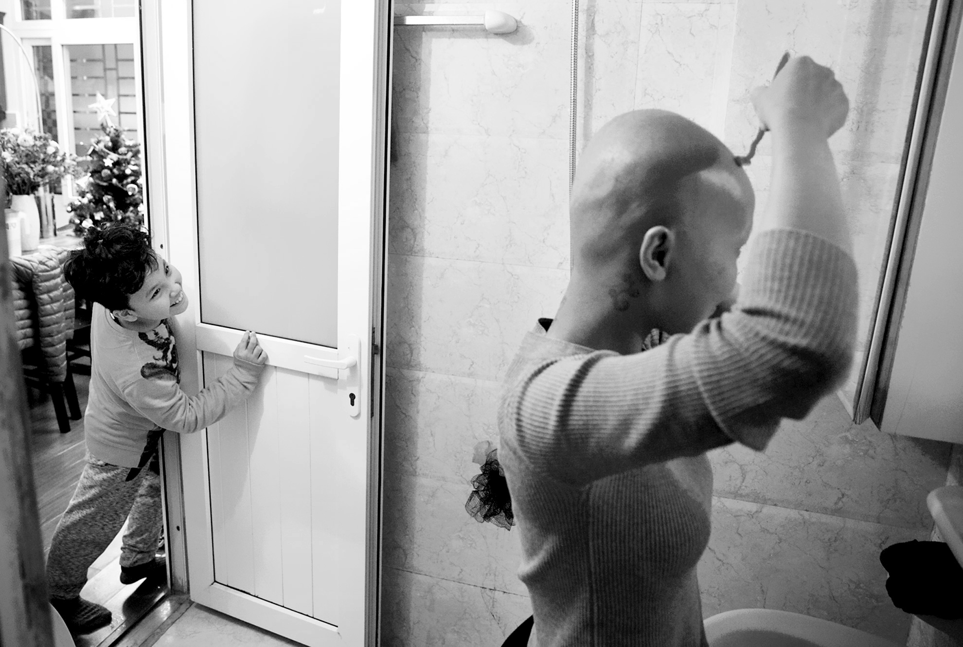 8.	Thuốc ức chế hormon nữ đang dần biến single mom xinh đẹp “thành một người đàn ông, chỉ hy vọng là không mọc râu” – theo cách nói hóm hỉnh của chị, nhưng với Bốp, mẹ vẫn luôn là người phụ nữ xinh đẹp nhất trên đời.