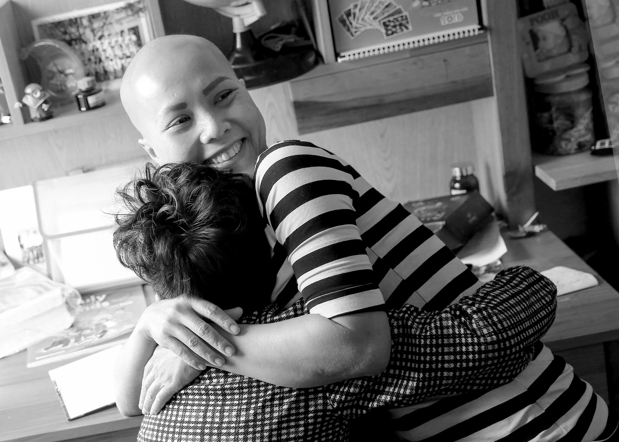 9.	“Đến khi thảm họa xảy ra, mình mới nhận thấy bé Bốp trưởng thành, đàn ông và có trách nhiệm như thế nào, nhưng không vì thế mà mình để thằng bé phải chứng kiến mẹ yếu đuối hay ủ dột. Chỉ có hai mẹ con ở với nhau, thằng bé phải chăm sóc mẹ đã là thiệt thòi rồi, để nó thấy mẹ như thế thì mình hèn quá, mà cũng làm con đau khổ lây” – Thủy tâm sự.