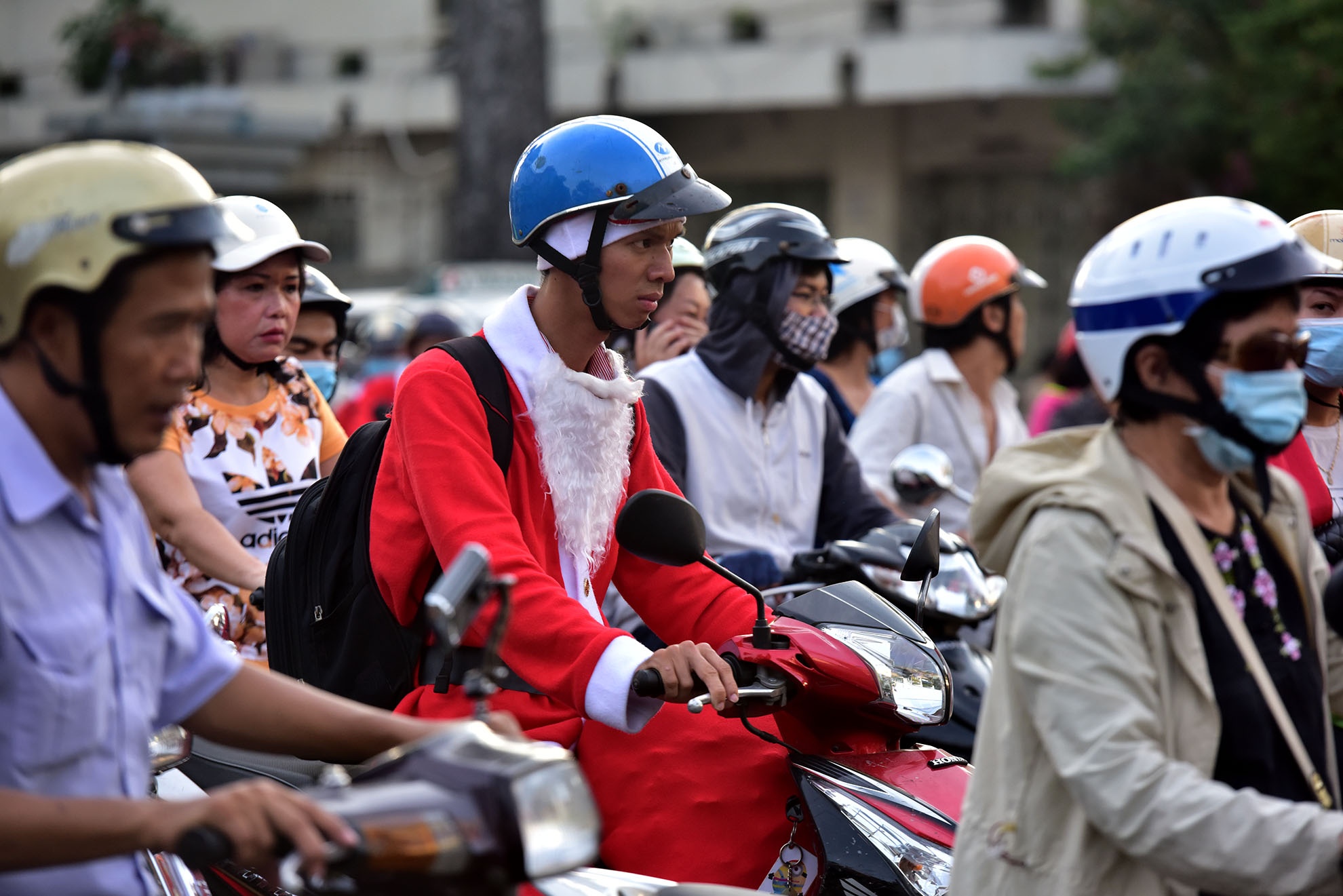 Ong gia Noel mac ket giua dong phuong tien hinh anh