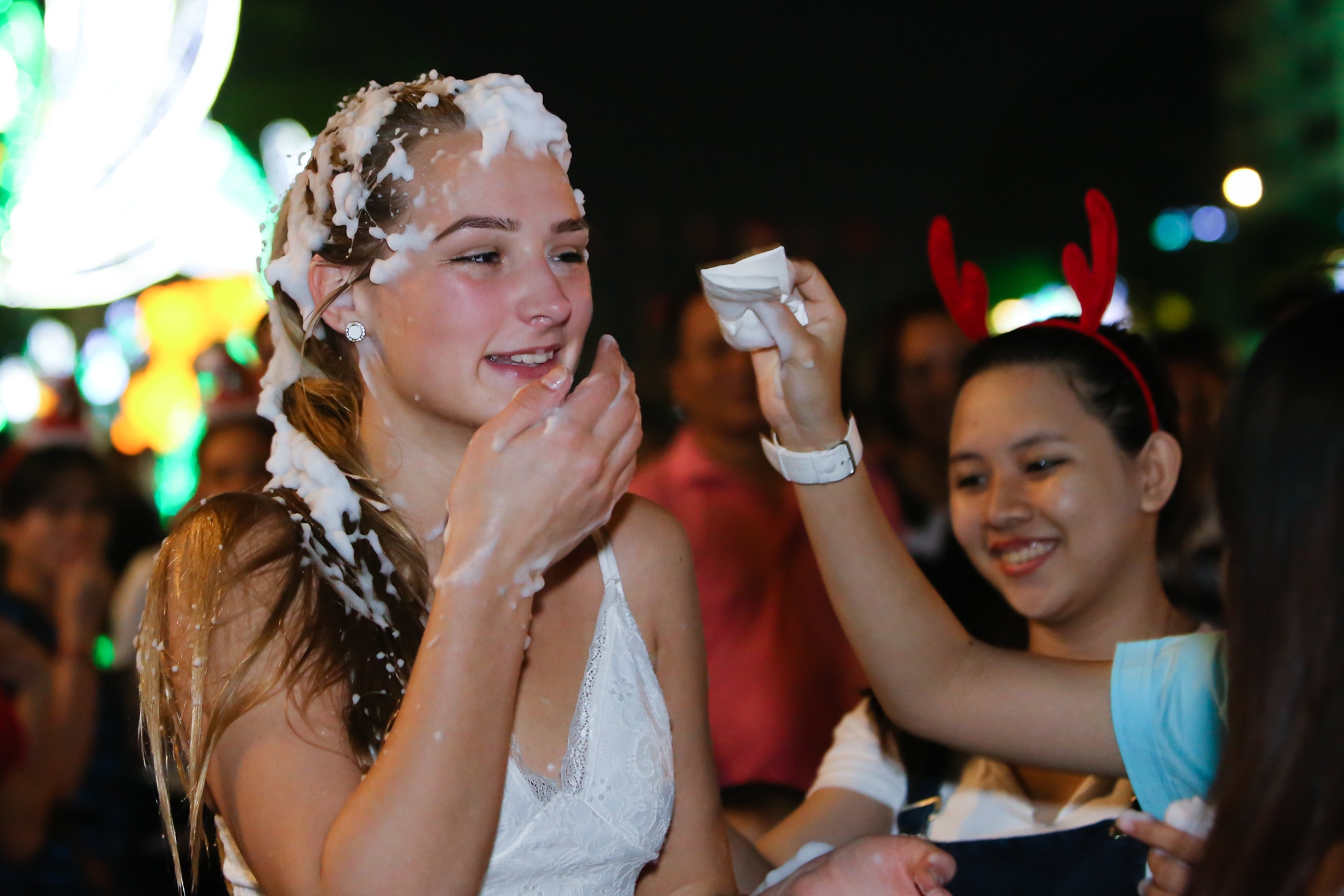 Nguoi nuoc ngoai den nha tho le Giang sinh hinh anh