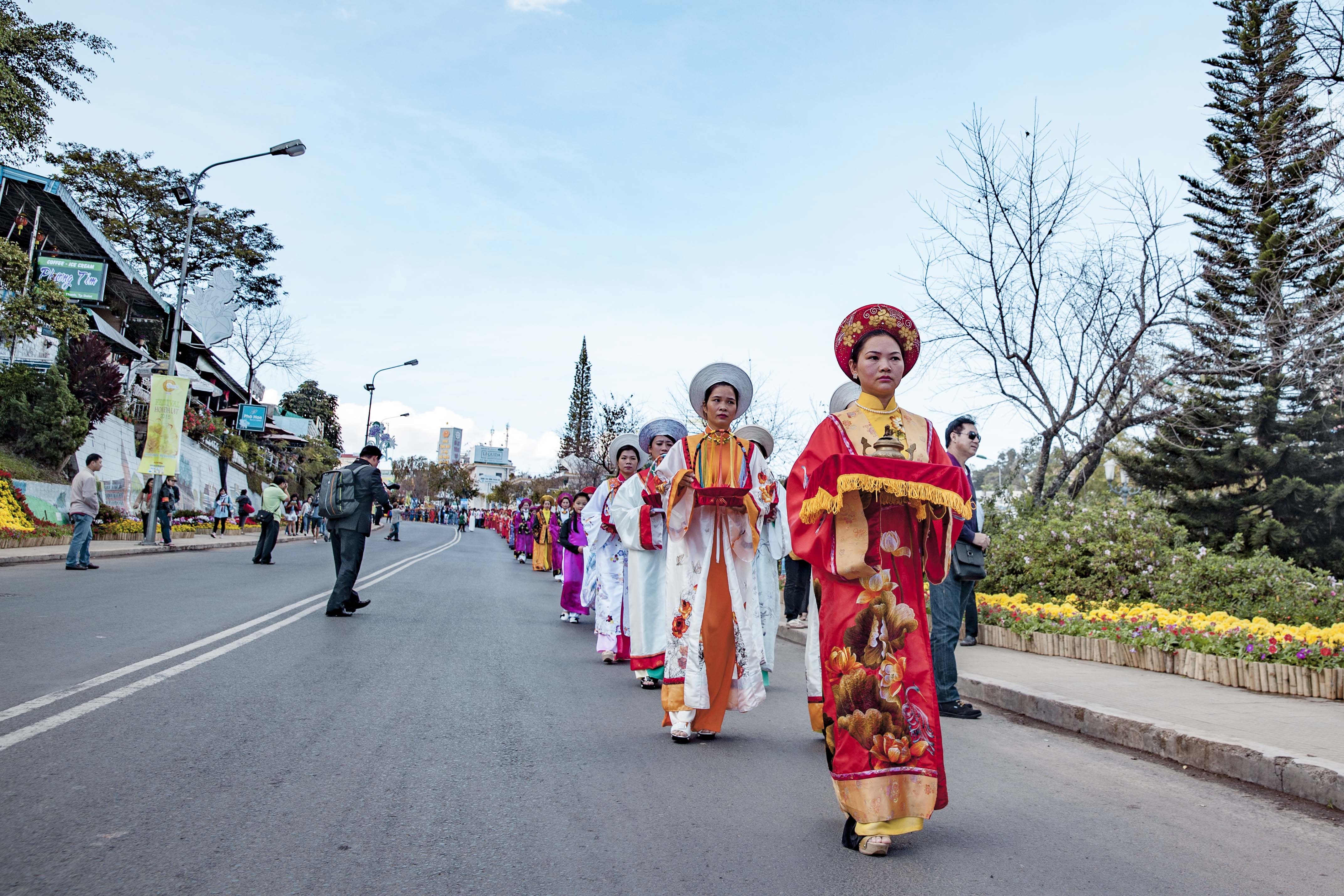 Thieu nu ruoc phan ve cho hoa tai festival Da Lat hinh anh