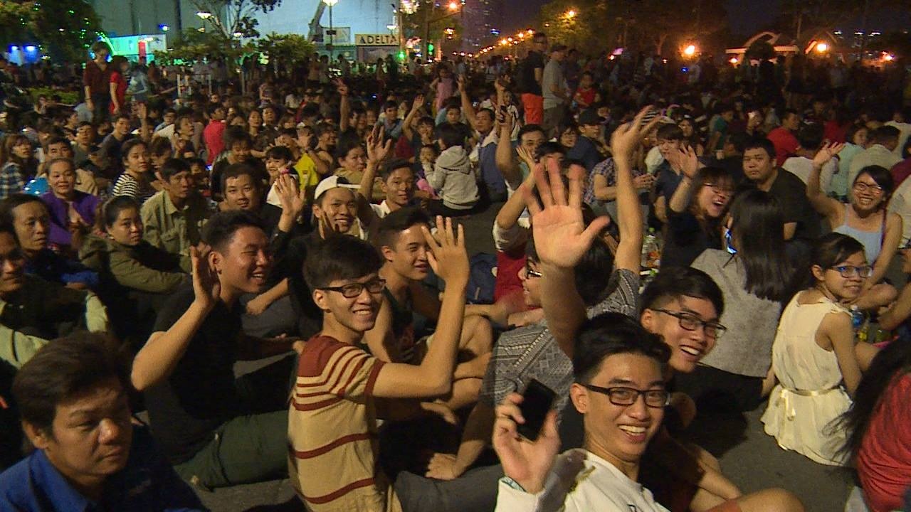 Nguoi dan Sai Gon reo ho truoc gio ban phao hoa hinh anh