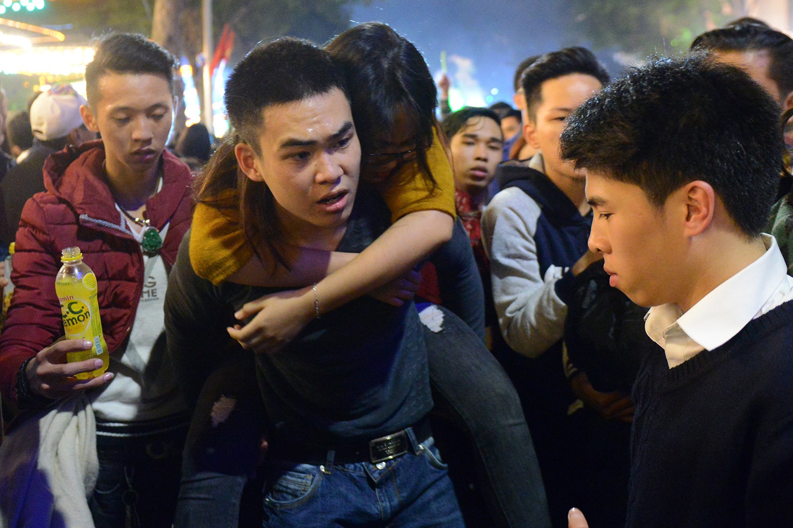 Ngat xiu hang loat sau cuoc chen lan don nam moi hinh anh